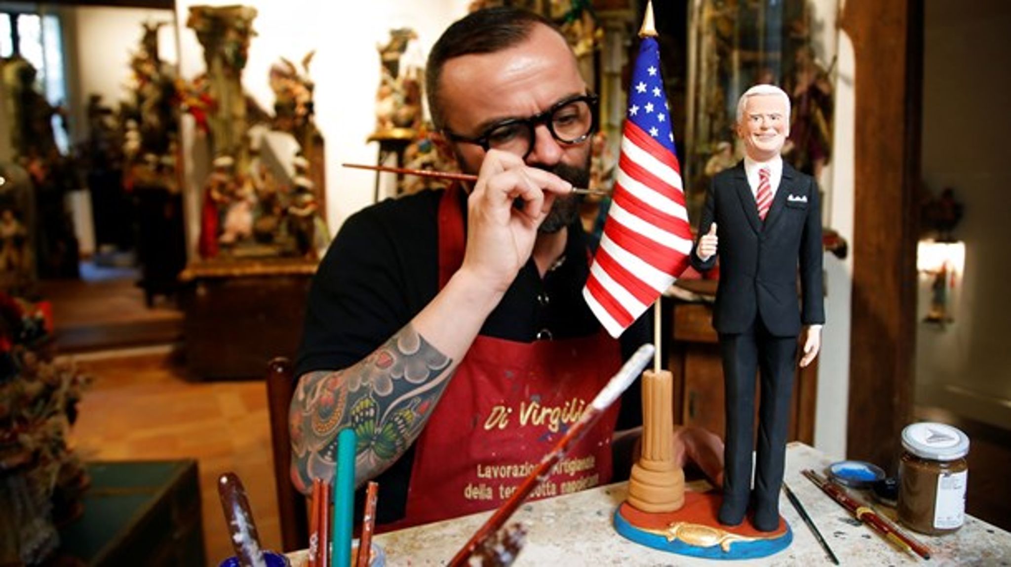 Kunsterne i Via San Gregorio Armeno i Napoli maler normalt religiøse figurer - men i november gik Genny Di Virgilio i gang med USA's kommende præsident, Joe Biden.
