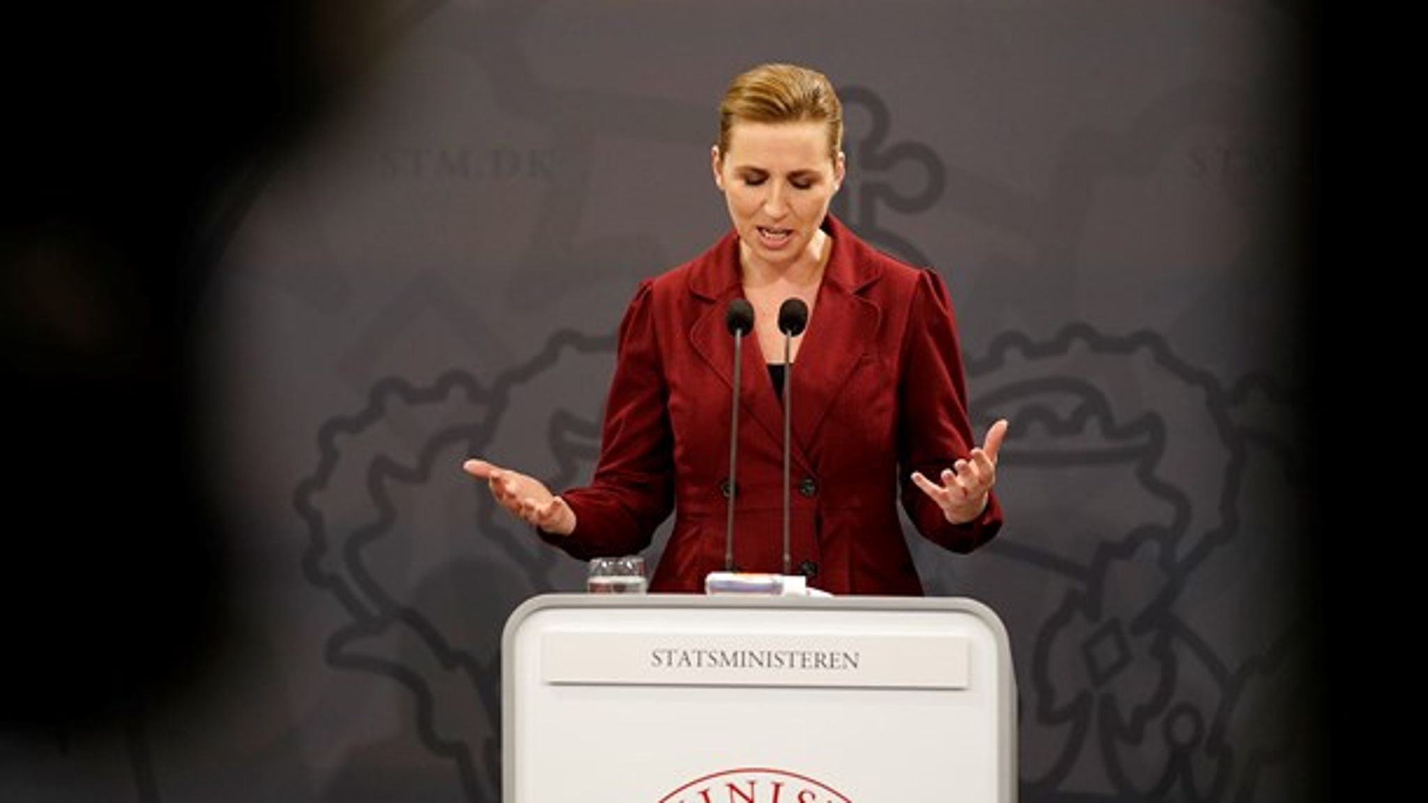 Ifølge statsminister Mette Frederiksen (S) har hele landet nået risikoniveau fire. Hidtil har kun tre regioner været på det niveau.