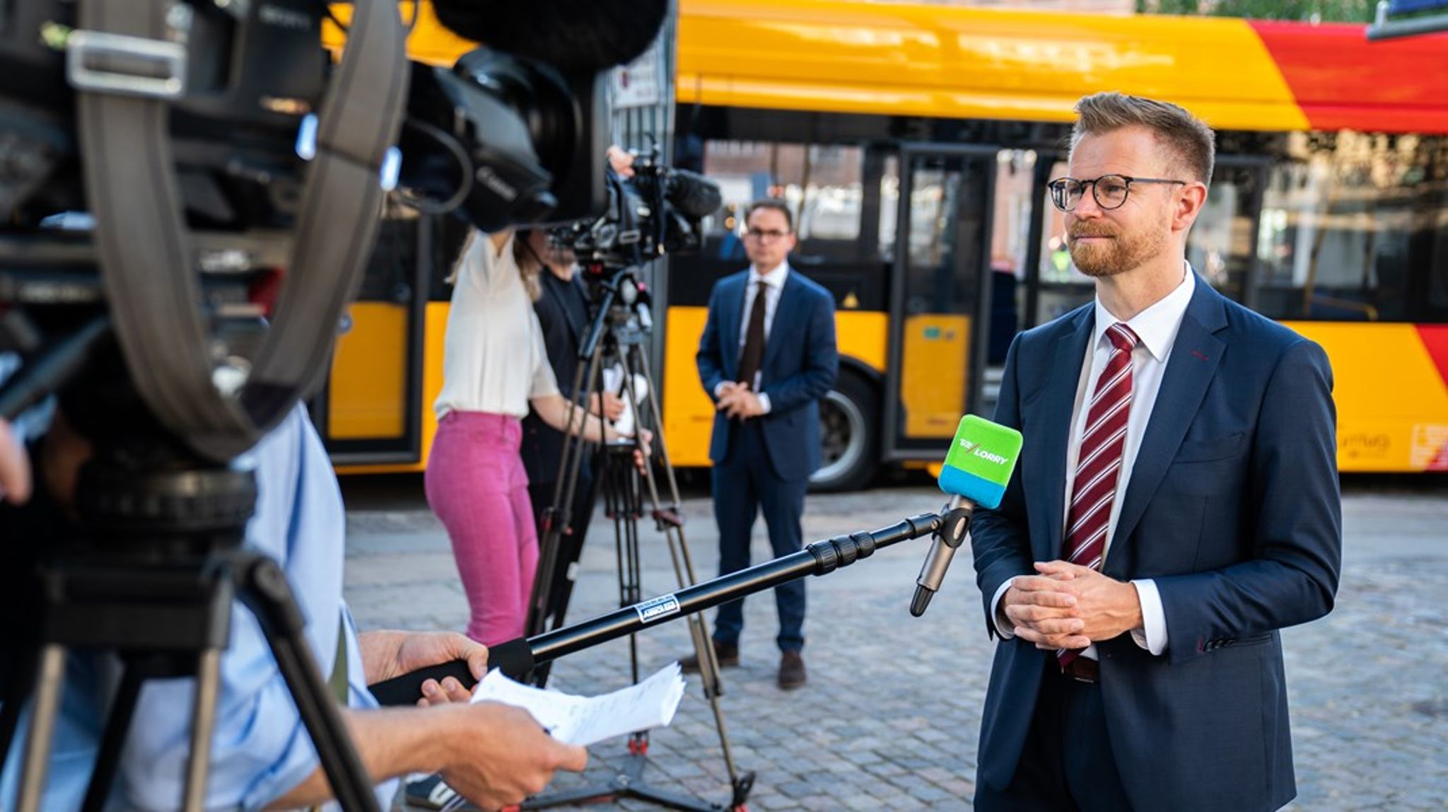 Benny Engelbrecht (S) mener, at kollektiv trafik, jernbaner og cykler kan øge sammenhæng i rejser. Kollektiv trafik og jernbaner er hos os et ikke-eksisterende alternativ til bilen, mener borgmestre.