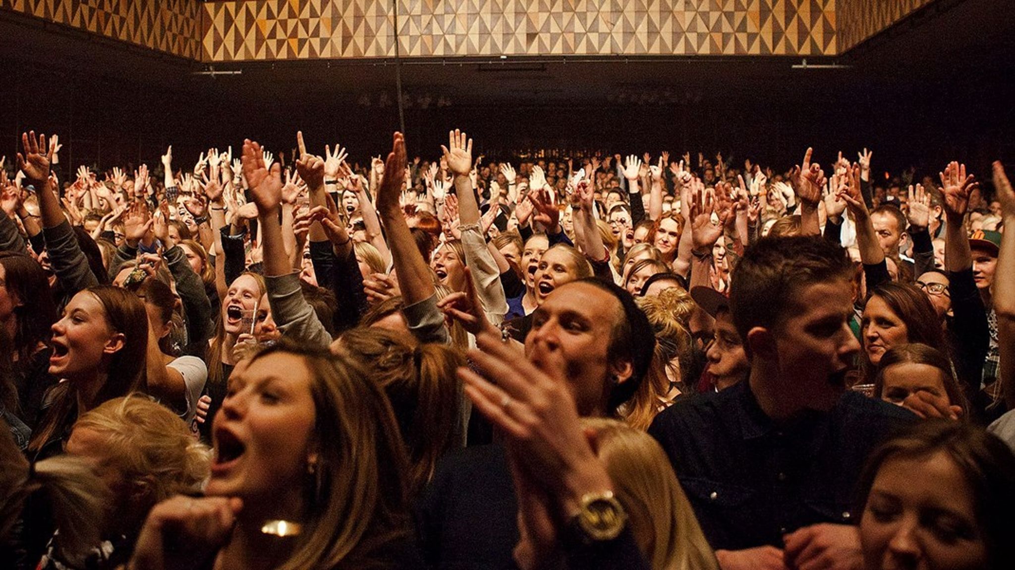 Det sidste år har vist os, hvor stor betydning vi har for mange mennesker, og hvor stor betydning det har at kunne opleve koncerter i fællesskab og mærke musikken live, siger kommunikationschefen fra Vega, der engang så ud som på billedet her, der er fra en Lukas Graham-koncert i 2013.