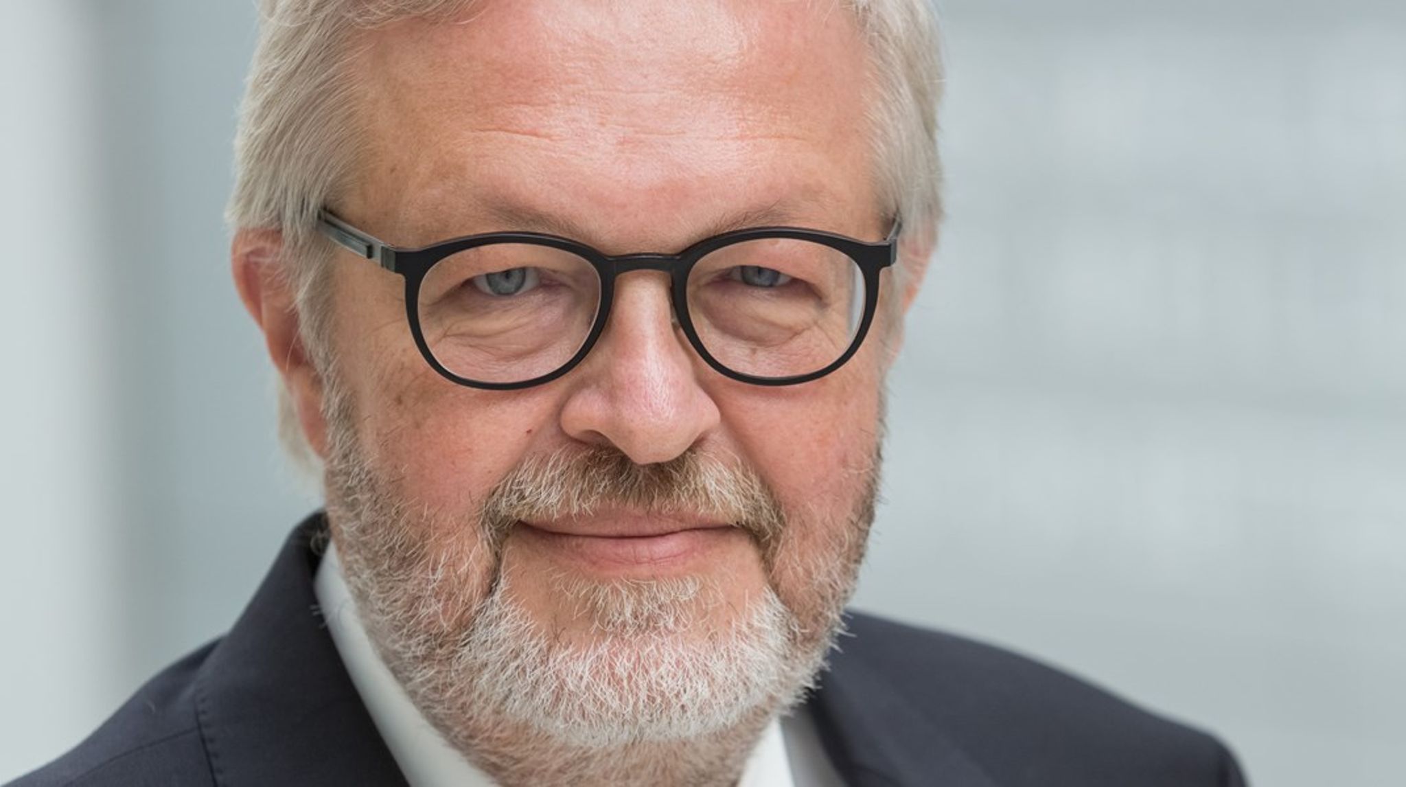 En dansk repræsentation i udlandet skal skelne mellem det, der påvirker samfundsudviklingen, og det, der er ligegyldig støj eller politisk underholdning, skriver Carsten Staur.