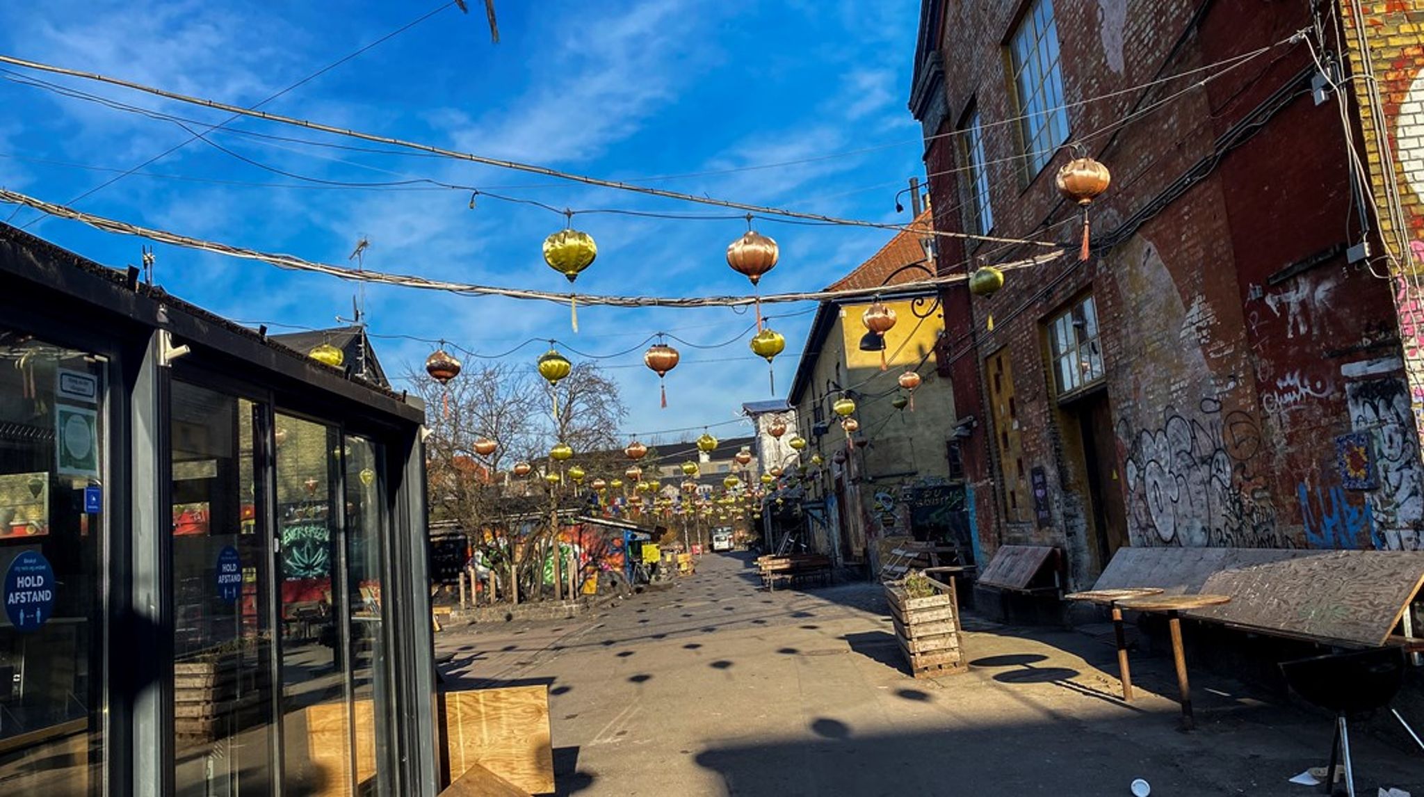 Gaderne på Christiania står tomme, og butikkerne er lukket. 
