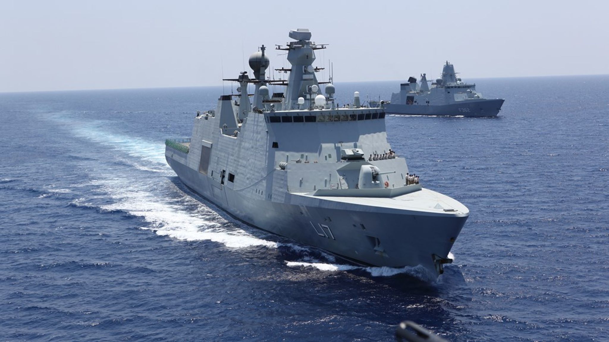 <i>Støtteskibet
Esbern Snare (t.v.), der i dag er omklassificeret til at være fregat, og fregatten Peter Willemoes (t.h.) i Middelhavet i maj 2014. </i>