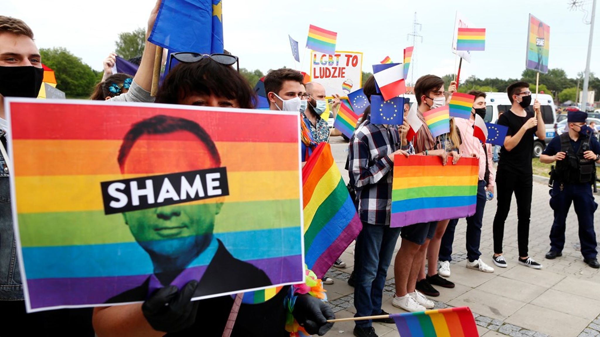 Polen har indført LGBT-frie zoner i mere end 100 områder. De er ikke juridisk gældende, men en del af regeringskampagnen for kernefamilien. Her ses demonstranter, der protesterer imod landets præsident, Andrzej Duda.