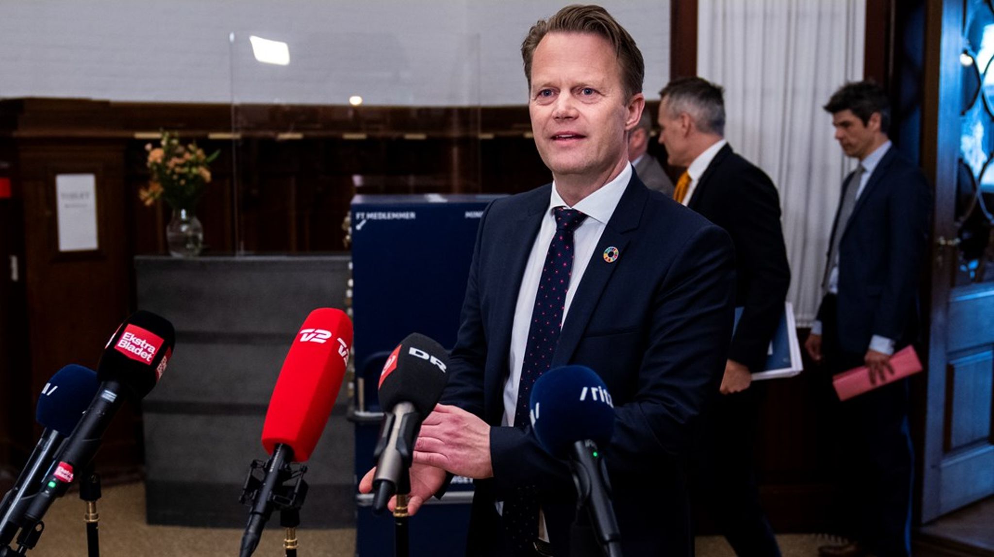 Som EU-positiv udenrigsminister skal Jeppe Kofod (S)&nbsp;holde statsminister Mette Frederiksen (S) stangen og samtidig forsøge at varetage danske økonomiske og politiske interesser i Europa. Det er ikke nemt, skriver Erik Boel.