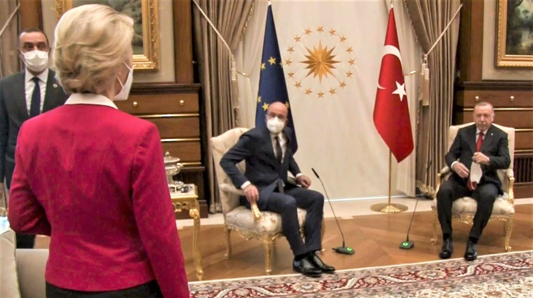 Hrmm...! Videoen fra besøget hos Tyrkiets præsident viser tydeligt Ursula von der Leyens utilfredshed med ikke at få plads sammen med rådsformand Charles Michel. 