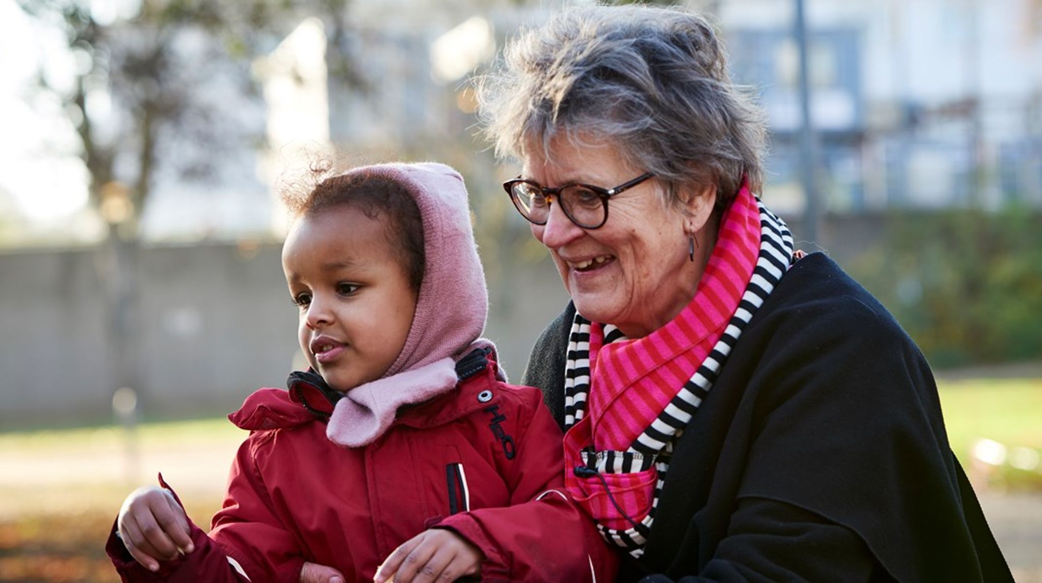 En af de frivillige i 2 Timer om Ugen, Karen Maigaard, sammen med Zainab. 
