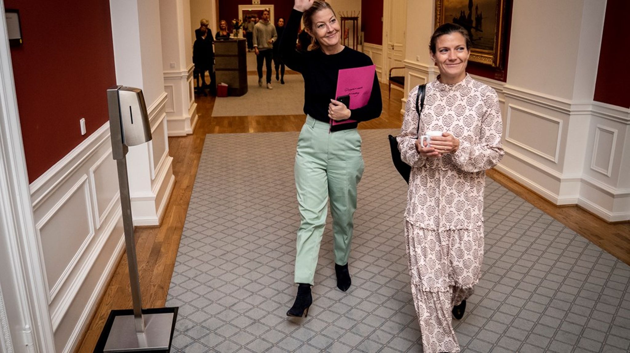 Lotte Rod (th) står sammen med kollegaen Katrine Robsøe&nbsp;bag samrådet&nbsp;.