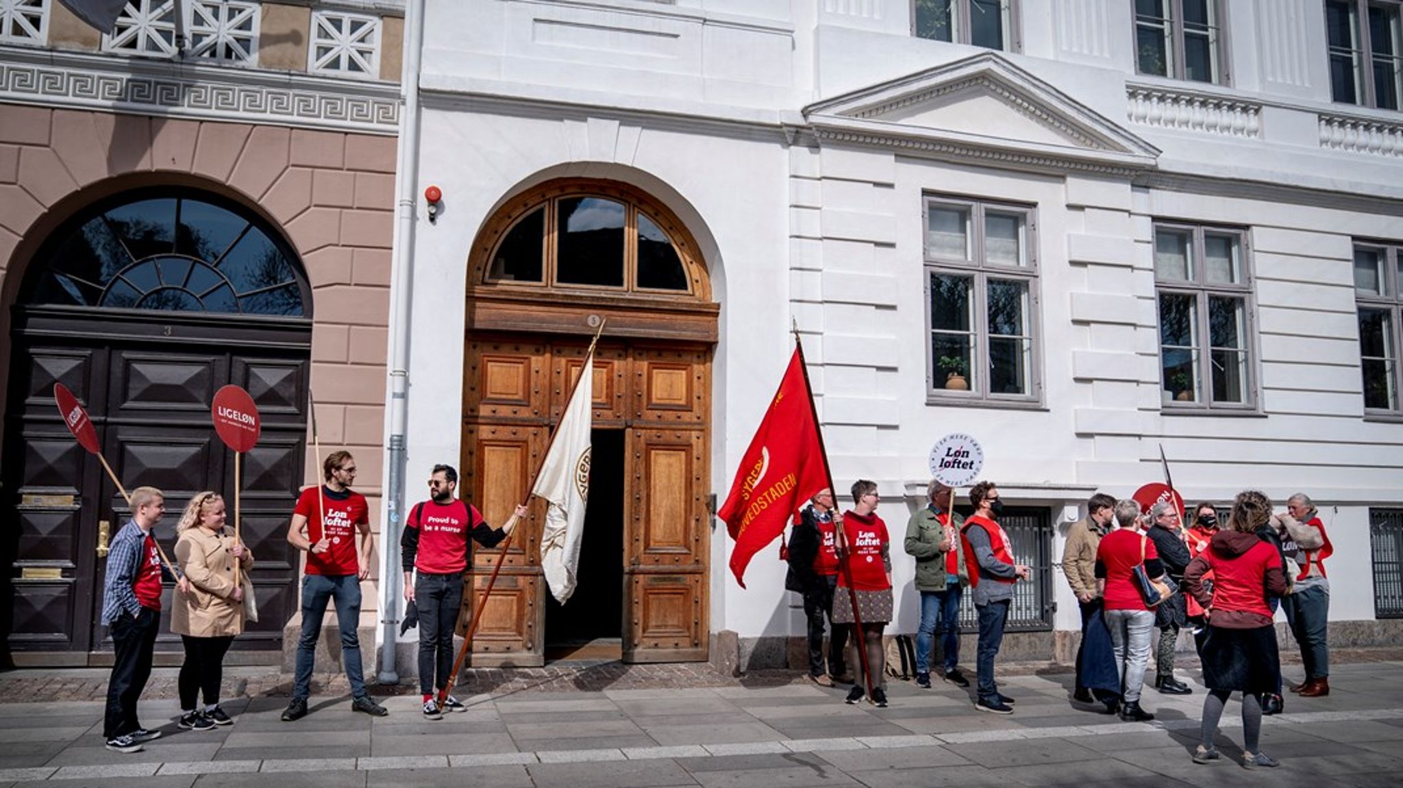 Frustrationerne over manglende ligeløn er kommet til udtryk ved, at sygeplejerskerne og jordemødrene har stemt nej til OK21. Men det er alene toppen af isbjerget, mener Akademikerne.