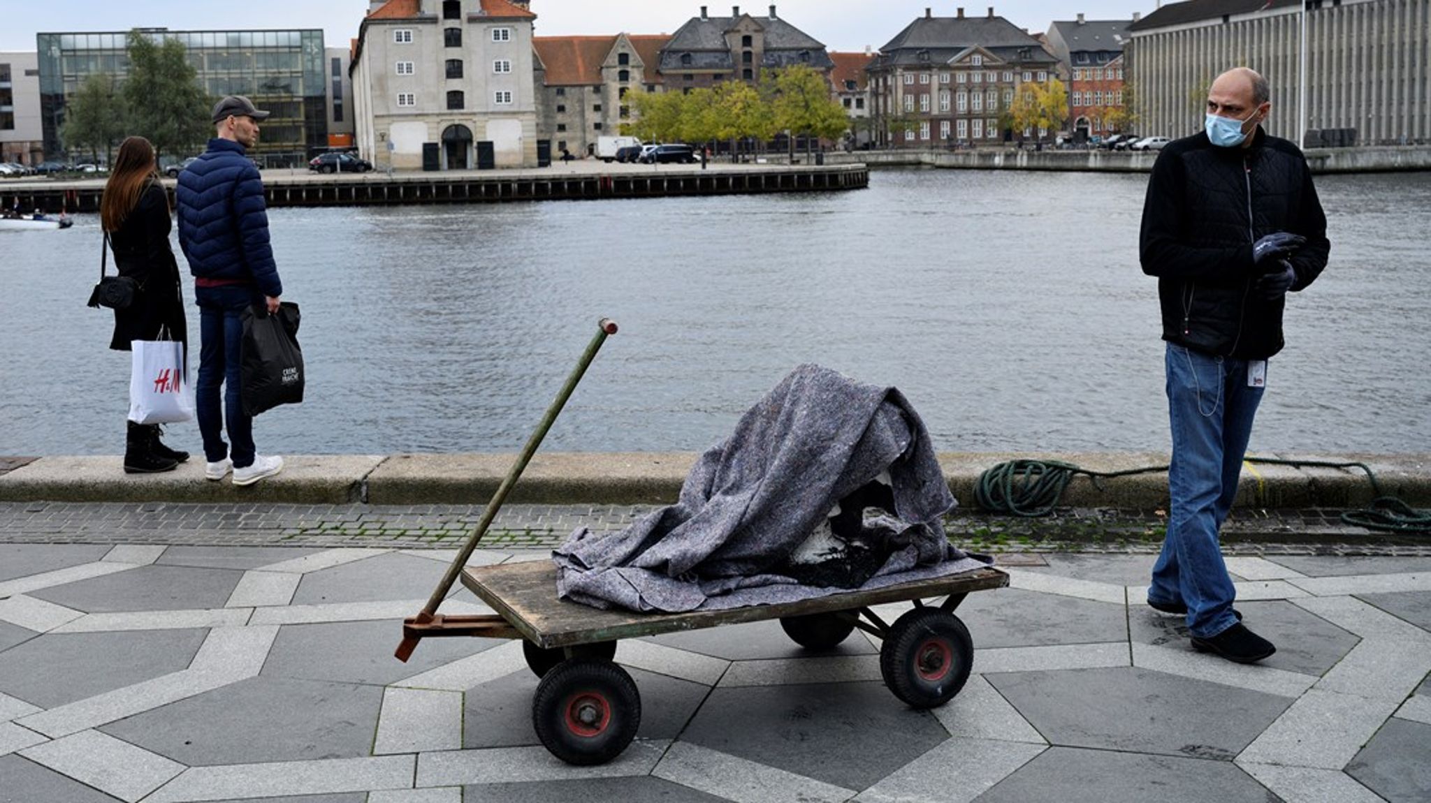 "I Venstre og for mig personligt stod det klart, at der skulle politisk handling til, da vi så billederne af en buste af Frederik V blive skubbet i havnen," skriver Kim Valentin.&nbsp;