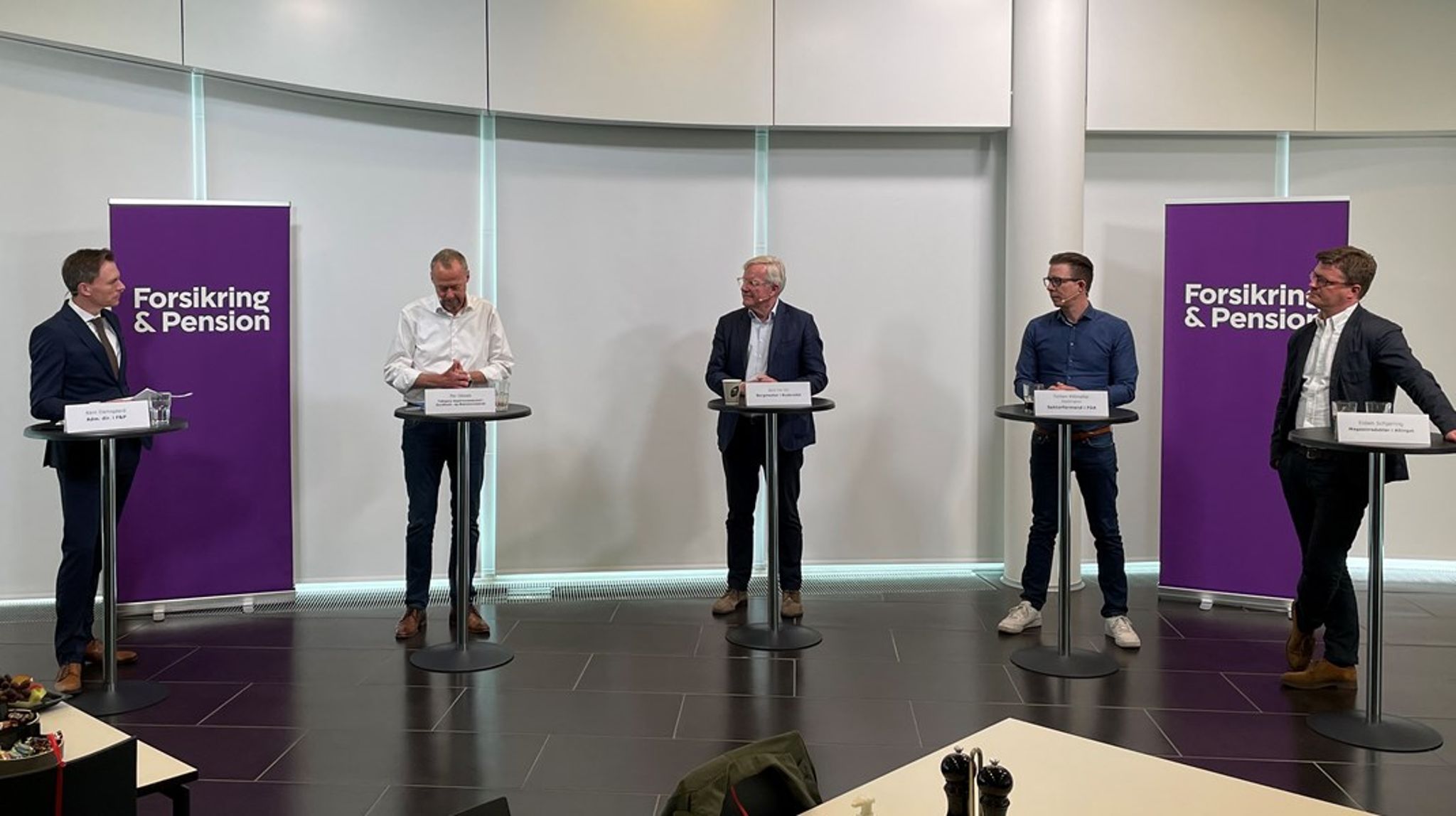 Forsikring og Pension satte tirsdag fremtidens velfærdssamfund til debat på et virtuelt fyraftensmøde. Fra venstre Kent Damsgaard, direktør i Forsikring og Pension, tidligere departementschef Per Okkels, Rudersdal-borgmester Jens Ive (V), sektorformand i FOA, Torben Klitmøller Hollmann og Altingets magasinredaktør Esben Schjørring.