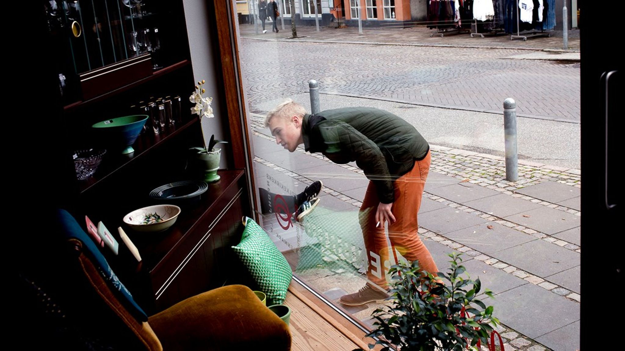 Desværre ser vi, at affaldsselskaber og kommuner etablerer egne genbrugsbutikker, og på den måde har de indledt konkurrence med de frivilligt drevne genbrugsbutikker, skriver Mattias Söderberg.
