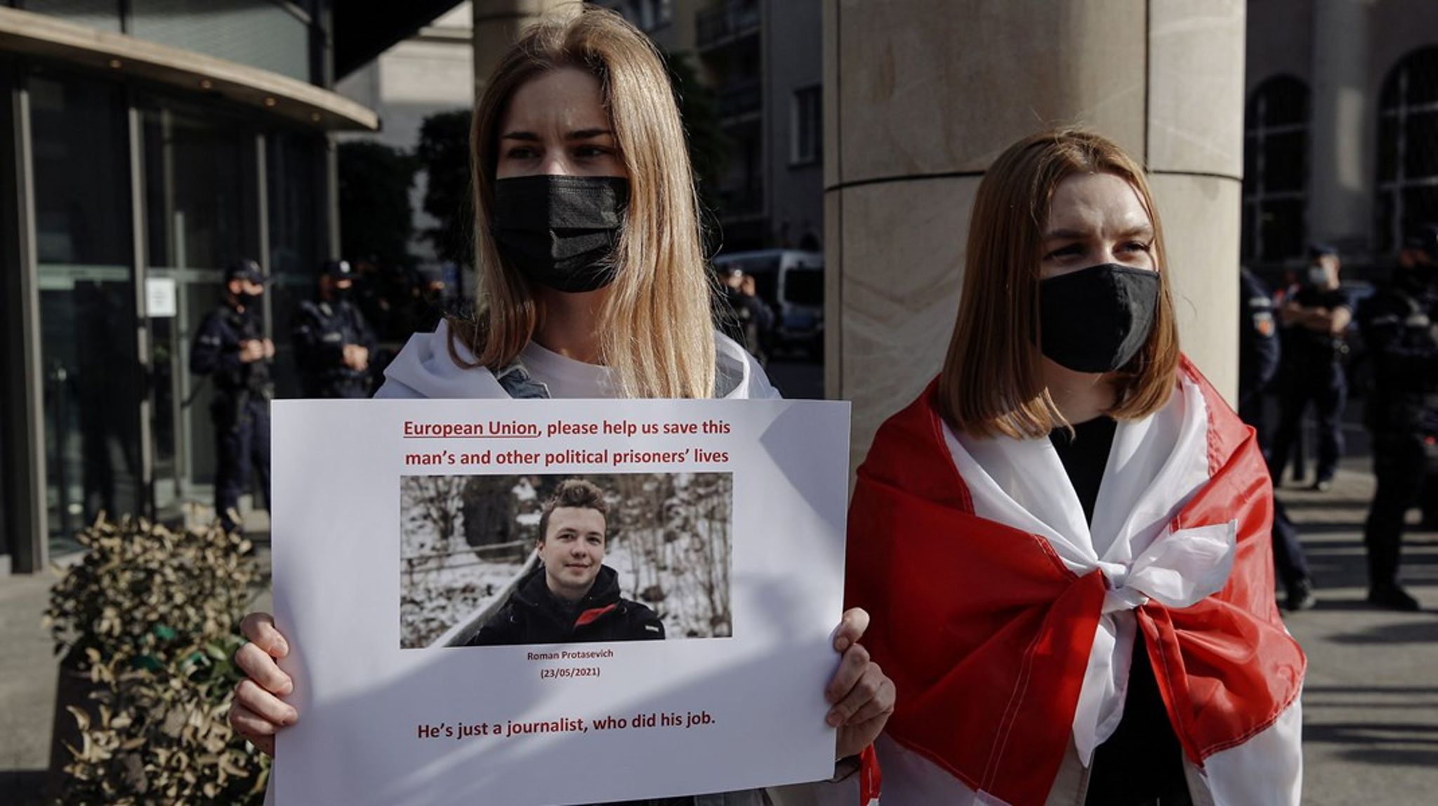 Demonstranter i Warszava protesterer mod anholdelsen af den hviderussiske journalist og aktivist Roman Protasevitj søndag. 