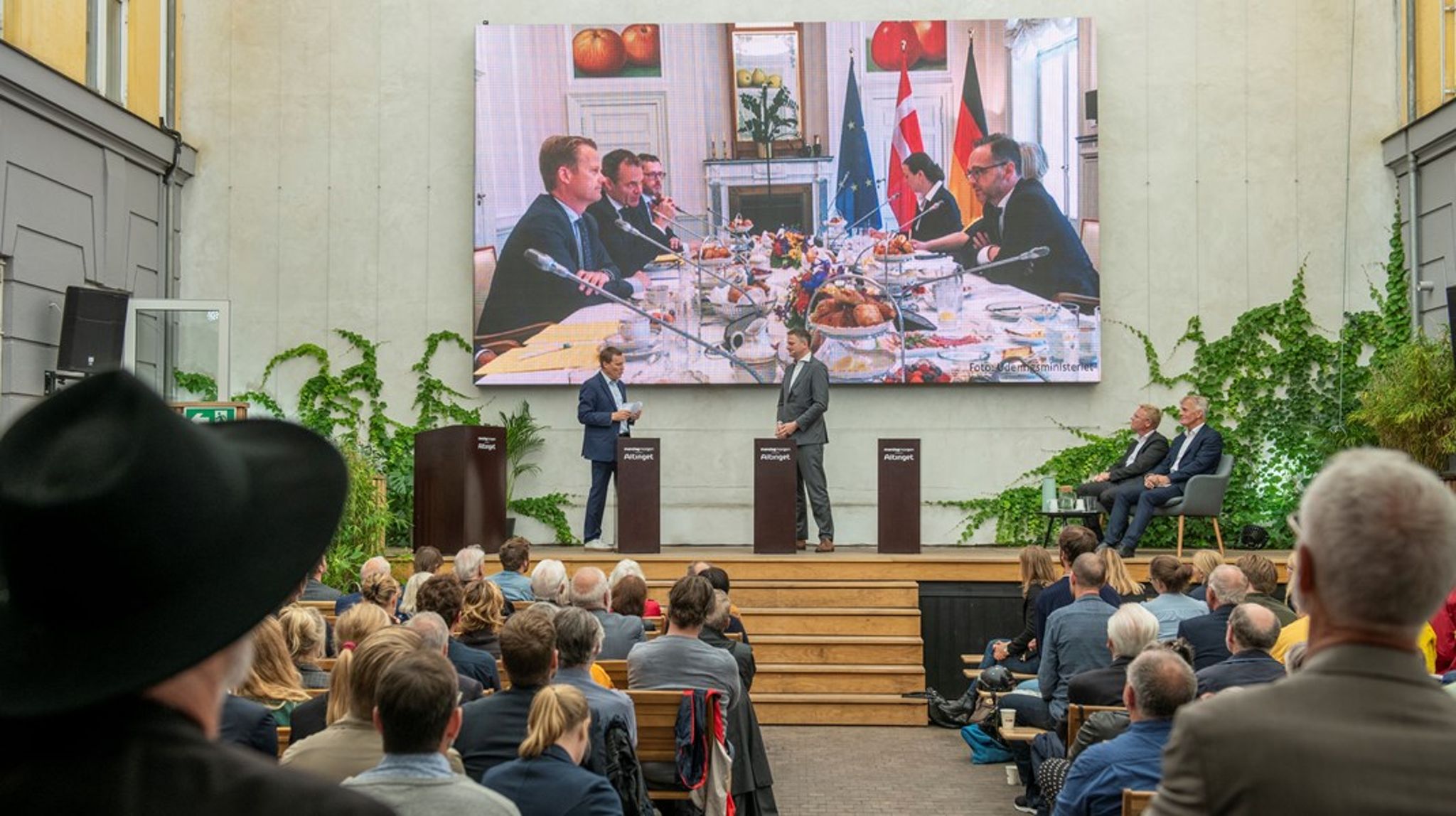 Debatter om EU kan tage mange former. Her debatterer den danske ambassadør i Frankrig, Michael Starbæk Christiansen&nbsp;(t.h.), med Altingets chefredaktør, Jakob Nielsen.