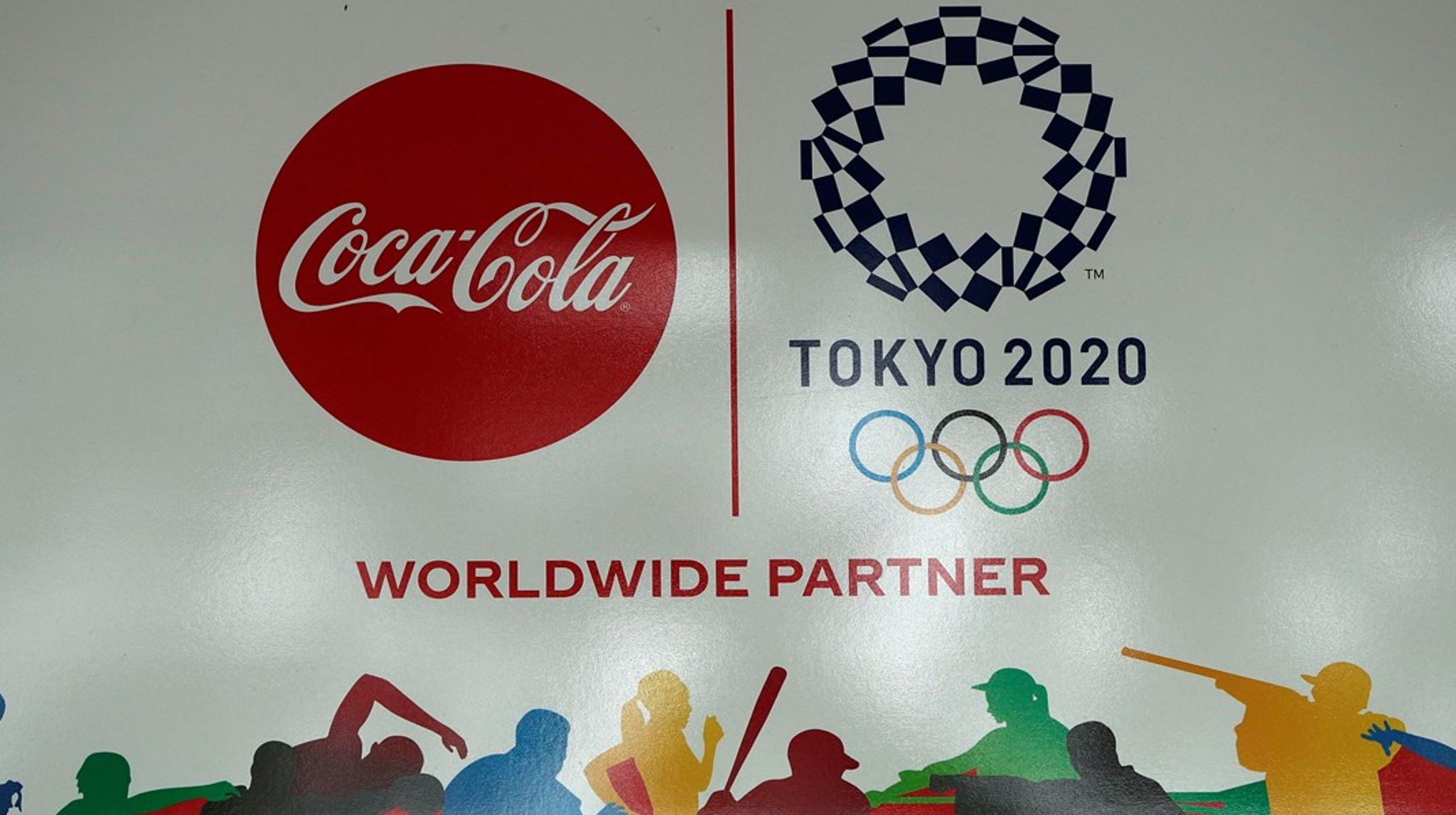 NGO'er bør lade sig inspirere af store brands som Coca Cola, der formår at skabe store fortællinger og image om sig selv, mener Jacob Holst Mouritzen og Christian Sophus Ehlers.