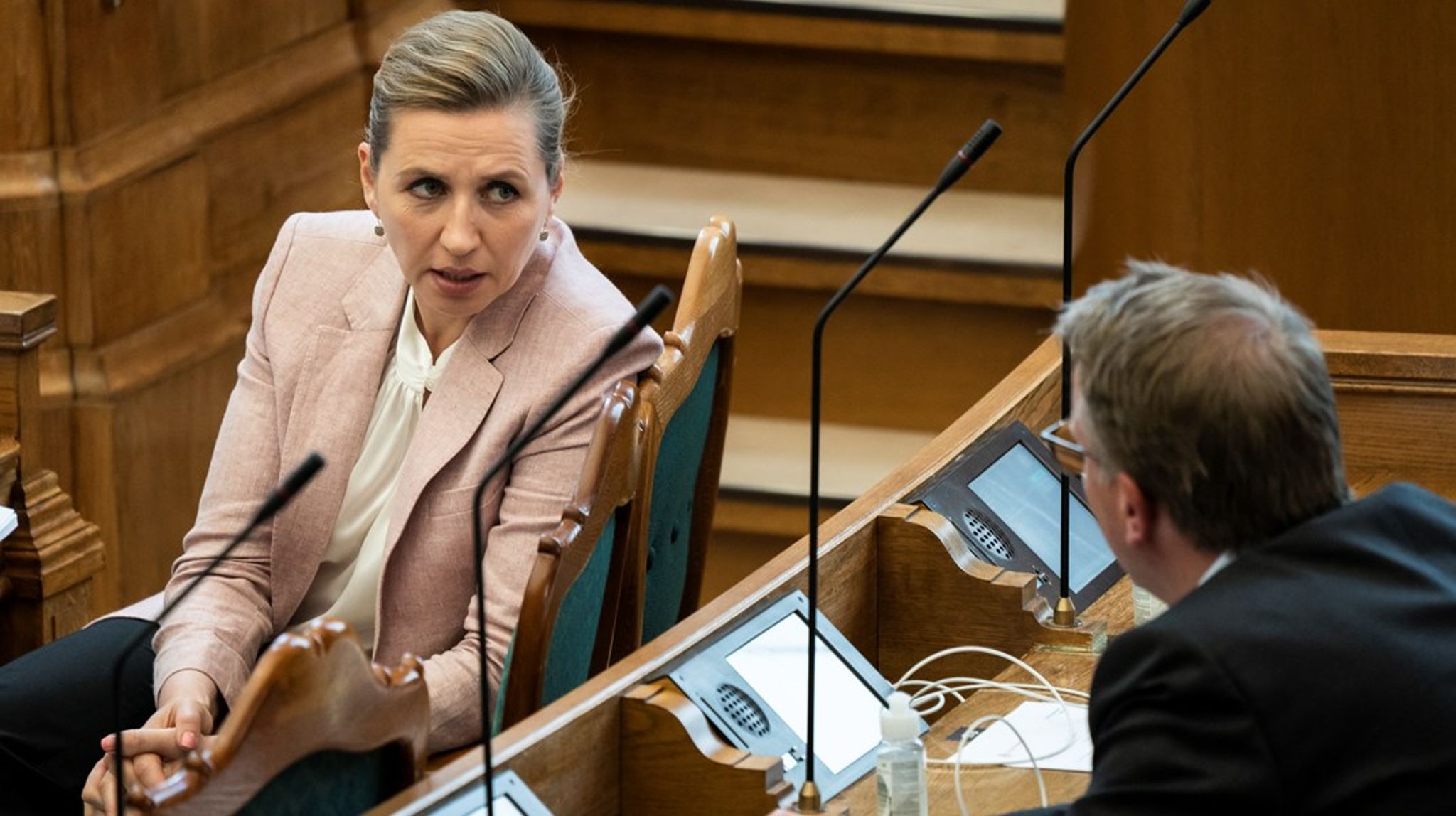 Statsministeren har sløret for, at regeringen vil sætte gang i et større reformprogram med en tiårsplan. Det bør suppleres af et opgør med vildtvoksende udenomsværker inden for finans, kommunikation og konsulentvirksomhed, skriver Lars Olsen.