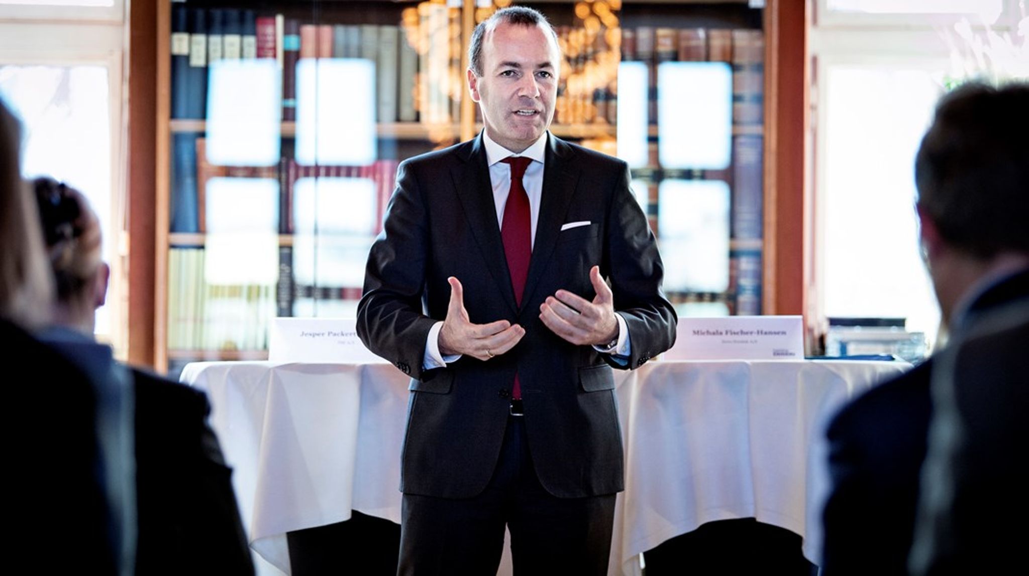 "For nylig så vi i Danmark en afstemning om asylloven. Den betyder i praksis, at i Danmark har de afskaffet asylretten," har Manfred Weber sagt.