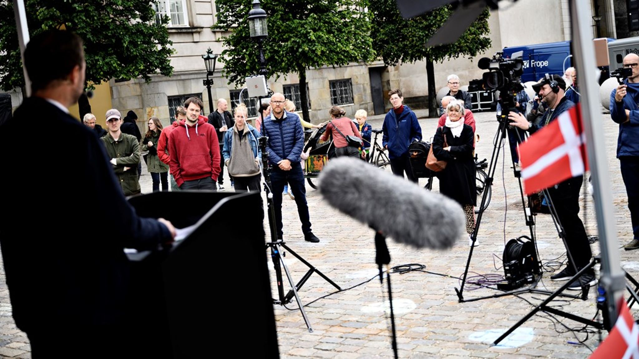 Vi skal ikke blot besynge demokratiet Grundlovsdag. Vi skal hele tiden kigge på det og rette det til, for vi skal finde sprækkerne og få dem lappet, skriver Jon Krog.