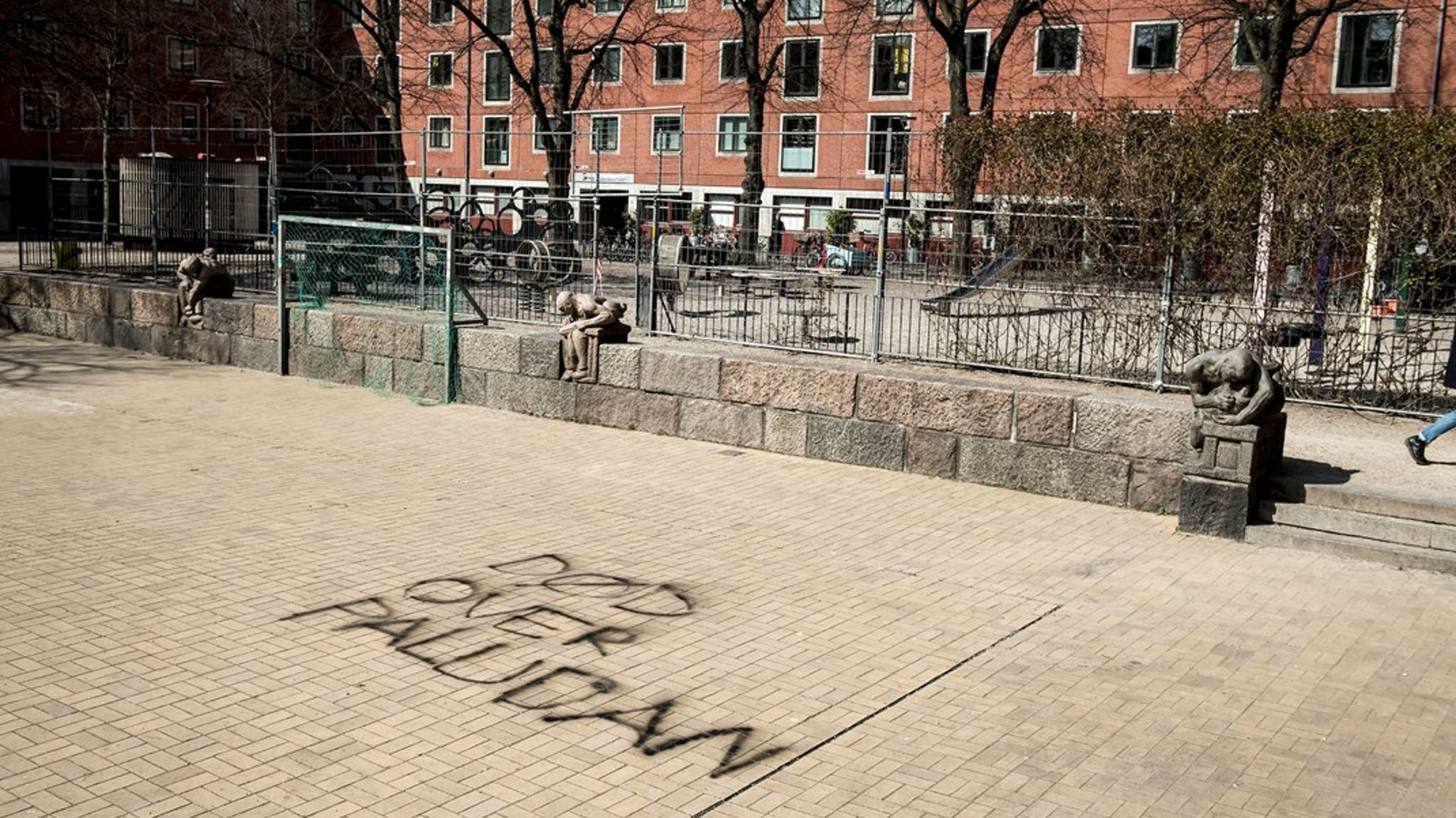 Tre familier i København står til at blive smidt ud af deres lejemål, fordi ét familiemedlem fra hver af de tre familier fik en ubetinget dom i forbindelse med urolighederne på Blågårds Plads op til Folketingsvalget 2019.&nbsp;