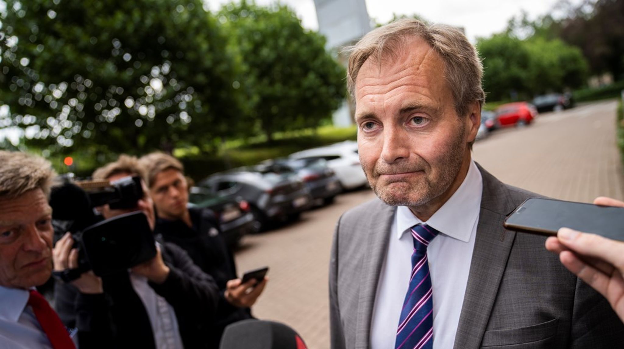 "Jeg svarer beredvilligt, på det jeg bliver spurgt om, så håber jeg, at retten finder en fornuftig afgørelse, og det har vi fuldstændigt respekt for, og så skal vi jo så videre som parti, fordi det er klart, det har været træls," udtalte Peter Skaarup, foran Retten i Lyngby.<br>