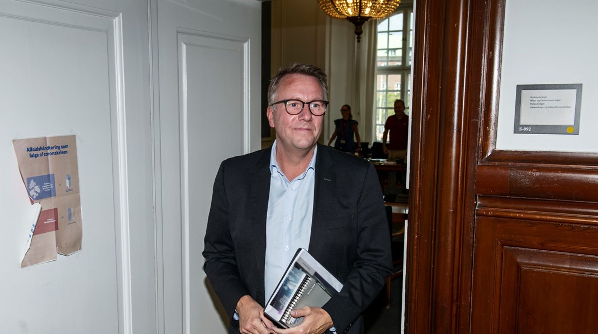 Skatteminister Morten Bødskov forlader torsdagens samråd om brug af embedsmænd i forbindelse med møder i Socialdemokratiets erhvervsklub. 