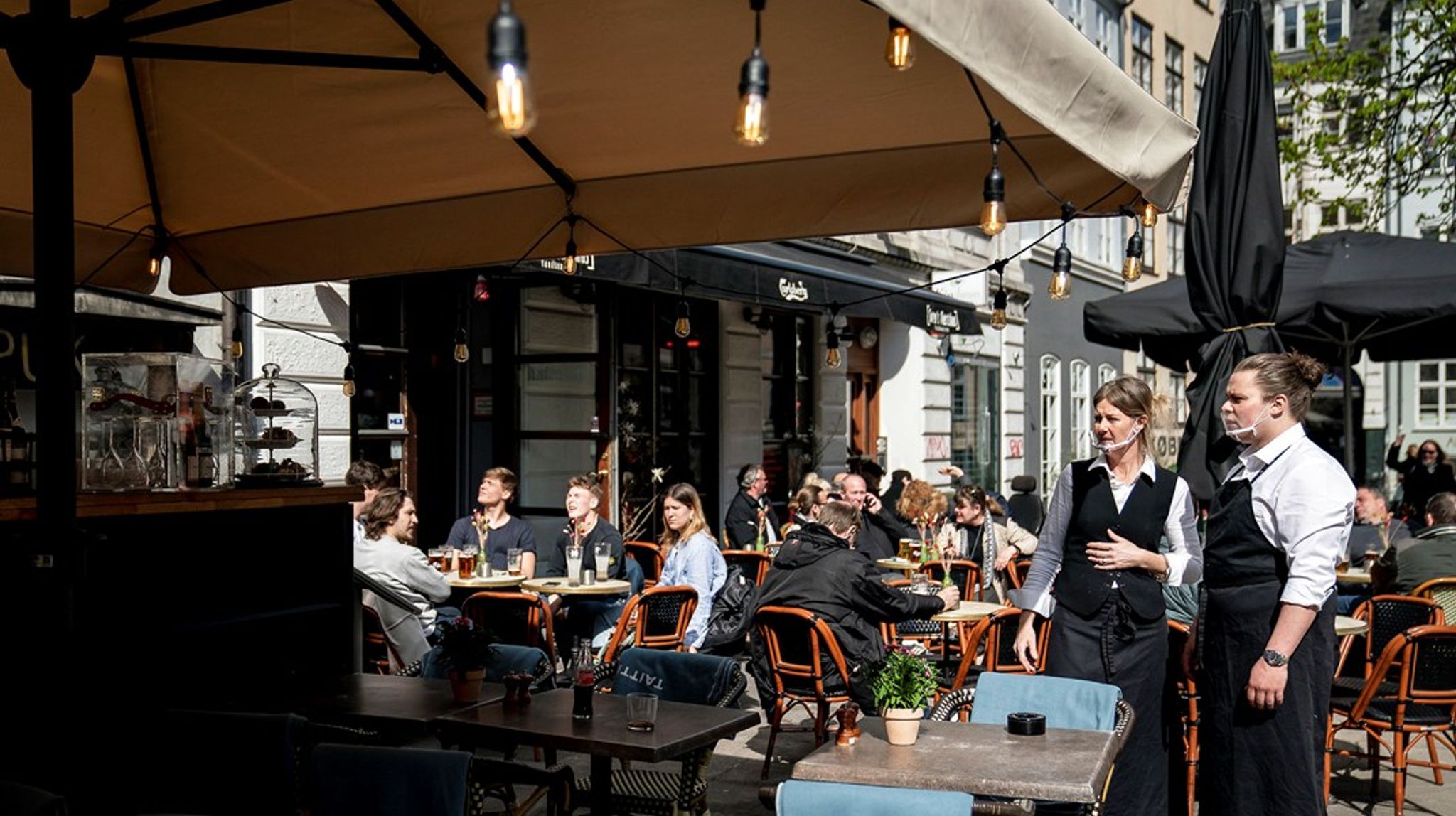 Restauranter i København mangler arbejdskraft. Det vil politikerne på Rådhuset løse med nyt forslag, der skal sende ledige akademikere i praktik på restauranter. 