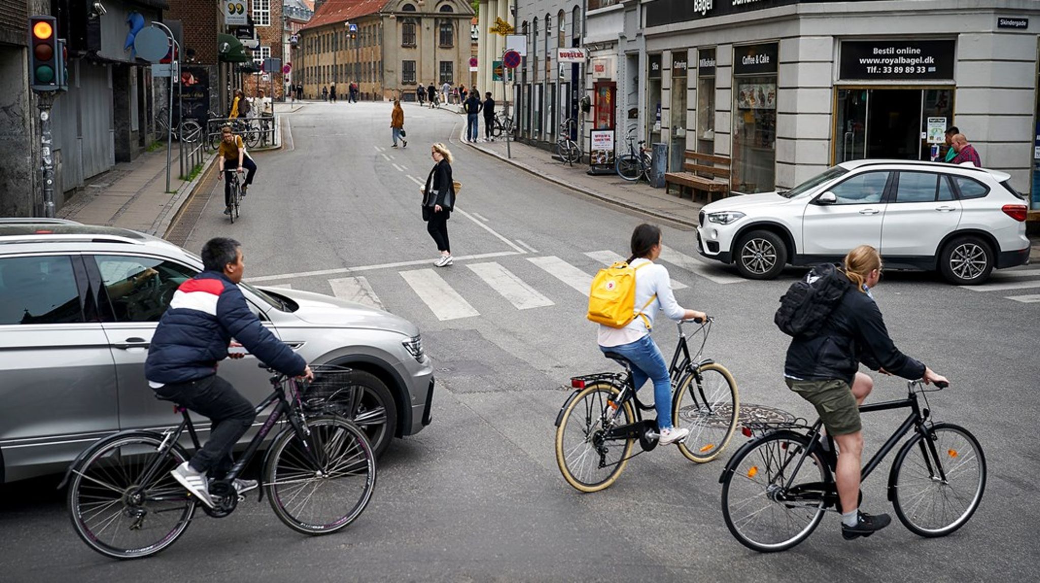 Københavns Kommune har netop vedtaget et budget, hvor man vil sænke farten med ti kilometer i timen på byens mindre gader.&nbsp;Det så vi gerne ske mange andre steder også, skriver&nbsp;Klaus Bondam og Sophie Hæstorp Andersen.