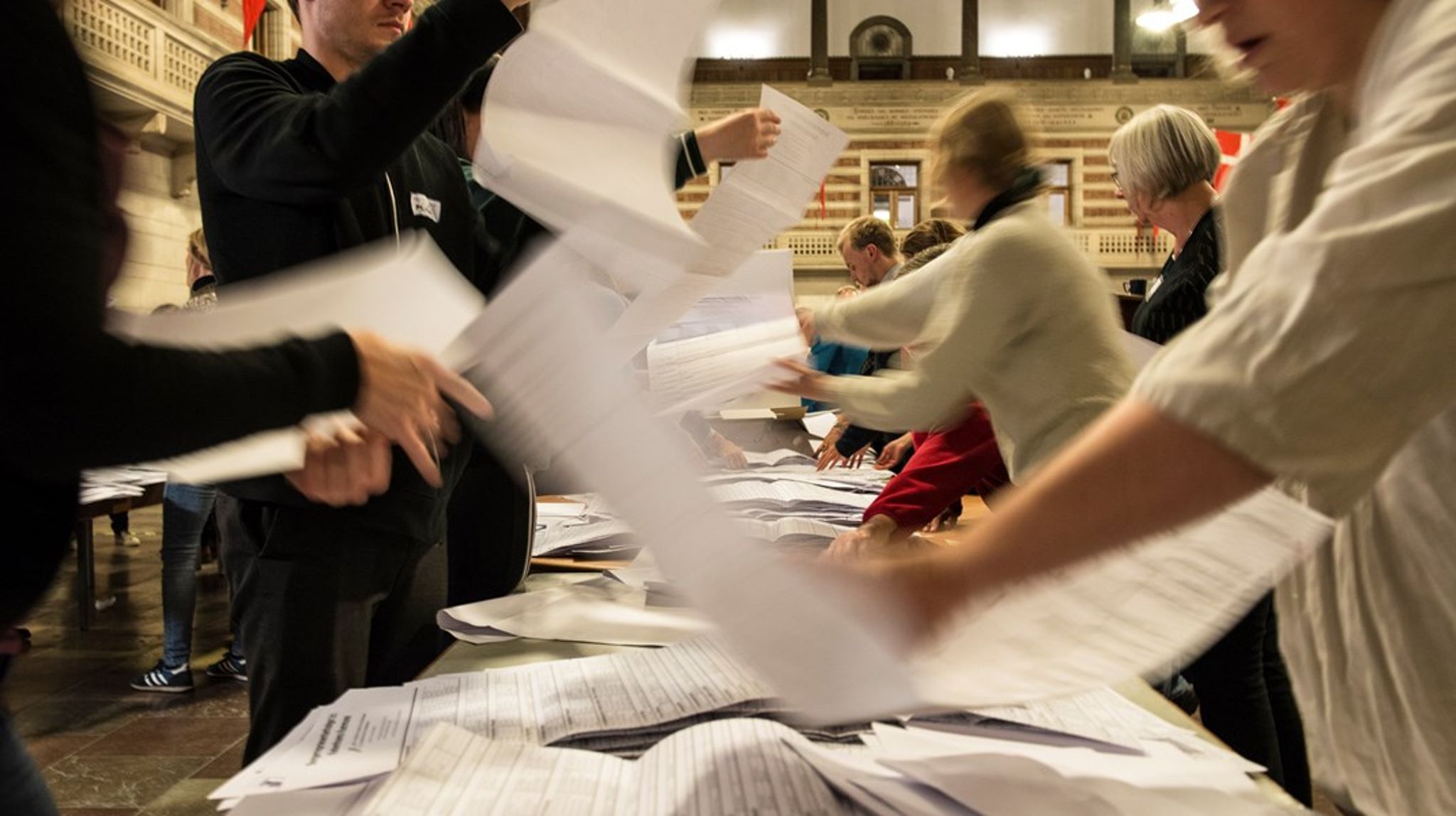 De store partier i kommunerne, Socialdemokratiet, Venstre og Konservative, blokerer for, at stemmeopgørelsesmetoden kan ændres, skriver Simon Emil Ammitzbøll-Bille.