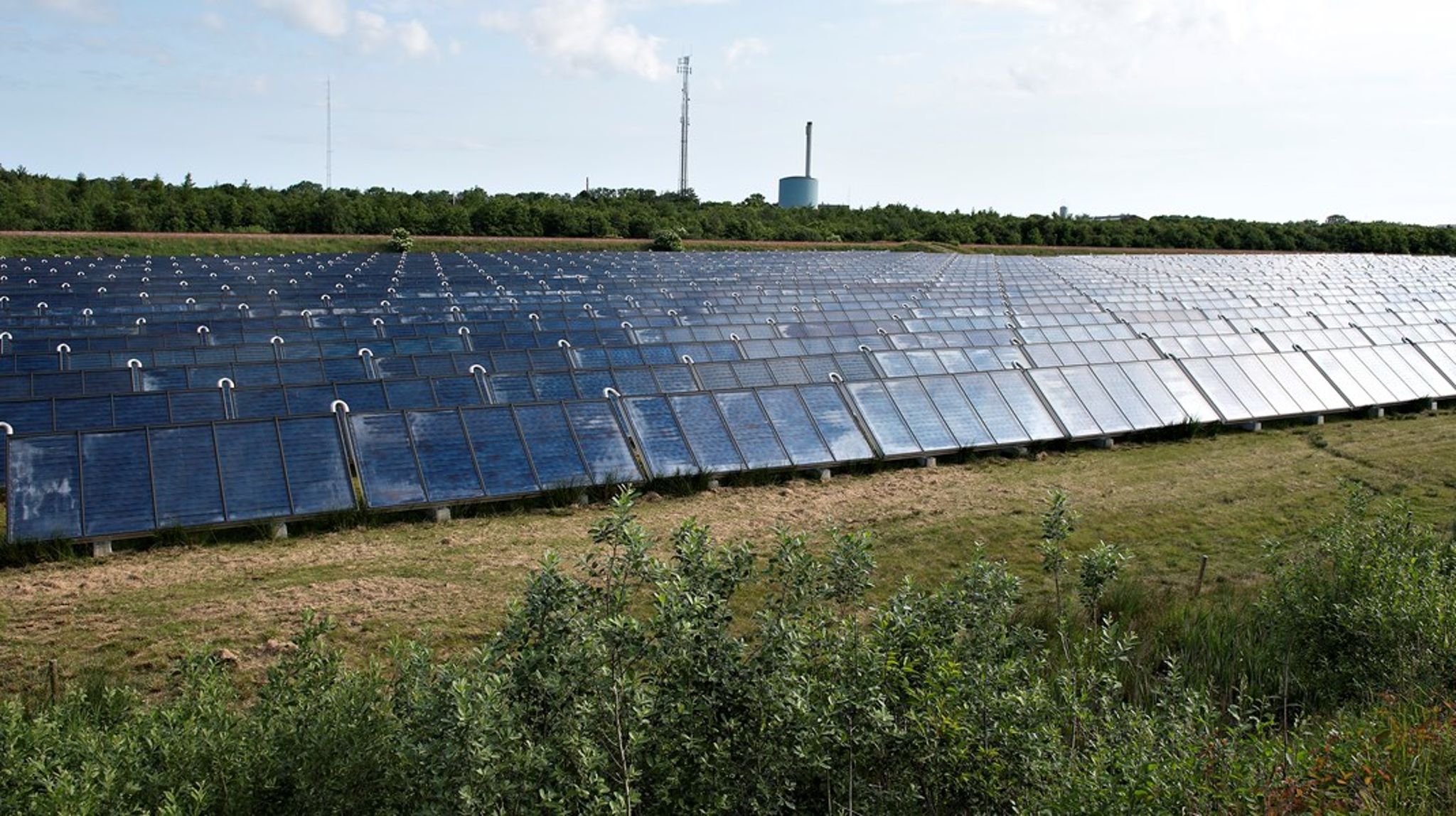 Der er behov for, at planloven kan bruges til at lave samlet planlægning af solcelleparker, landvindmølleanlæg og andre vedvarende energianlæg, skriver Elly Kjems Hove og
Karin Klitgaard.