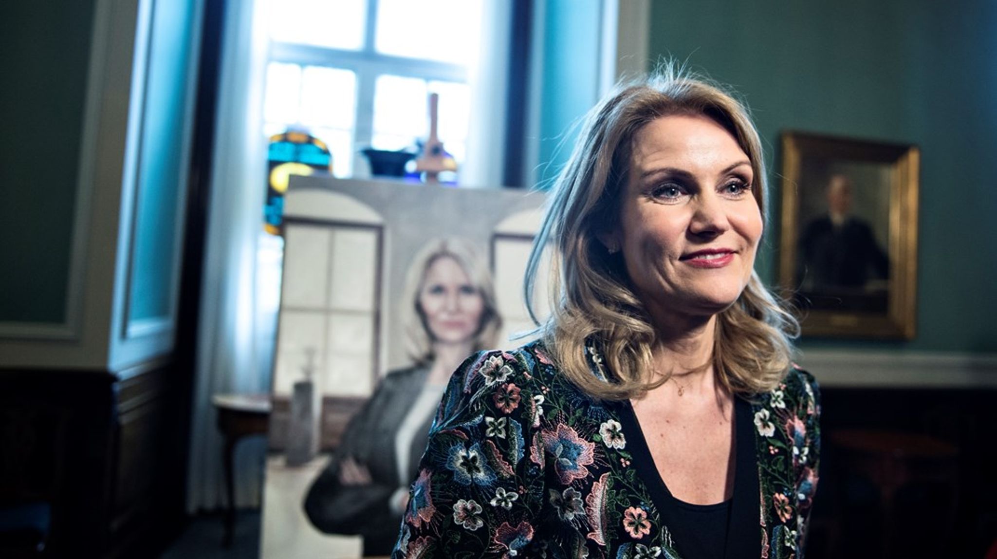 Helle Thorning-Schmidt foran det maleri, den kvindelige&nbsp;Ditte Eilerskovs&nbsp;malede af den tidligere statsminister og som hænger i&nbsp;Vandrehallen på Christiansborg sammen Danmarkshistoriens andre tidligere statsministre.