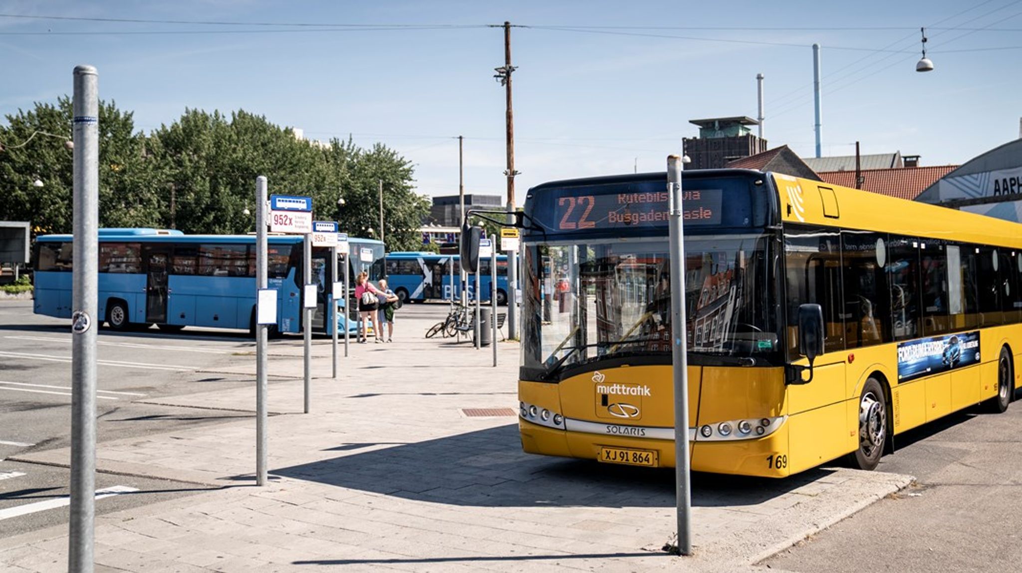 Ser man på ulykkesstatistikken for
busbefordring i Norge og Sverige, står det klart, at bussen som transportmiddel
fortsat er meget sikker – også selvom en del af transporten udføres af 18-årige
chauffører, skriver Teddy Becher.