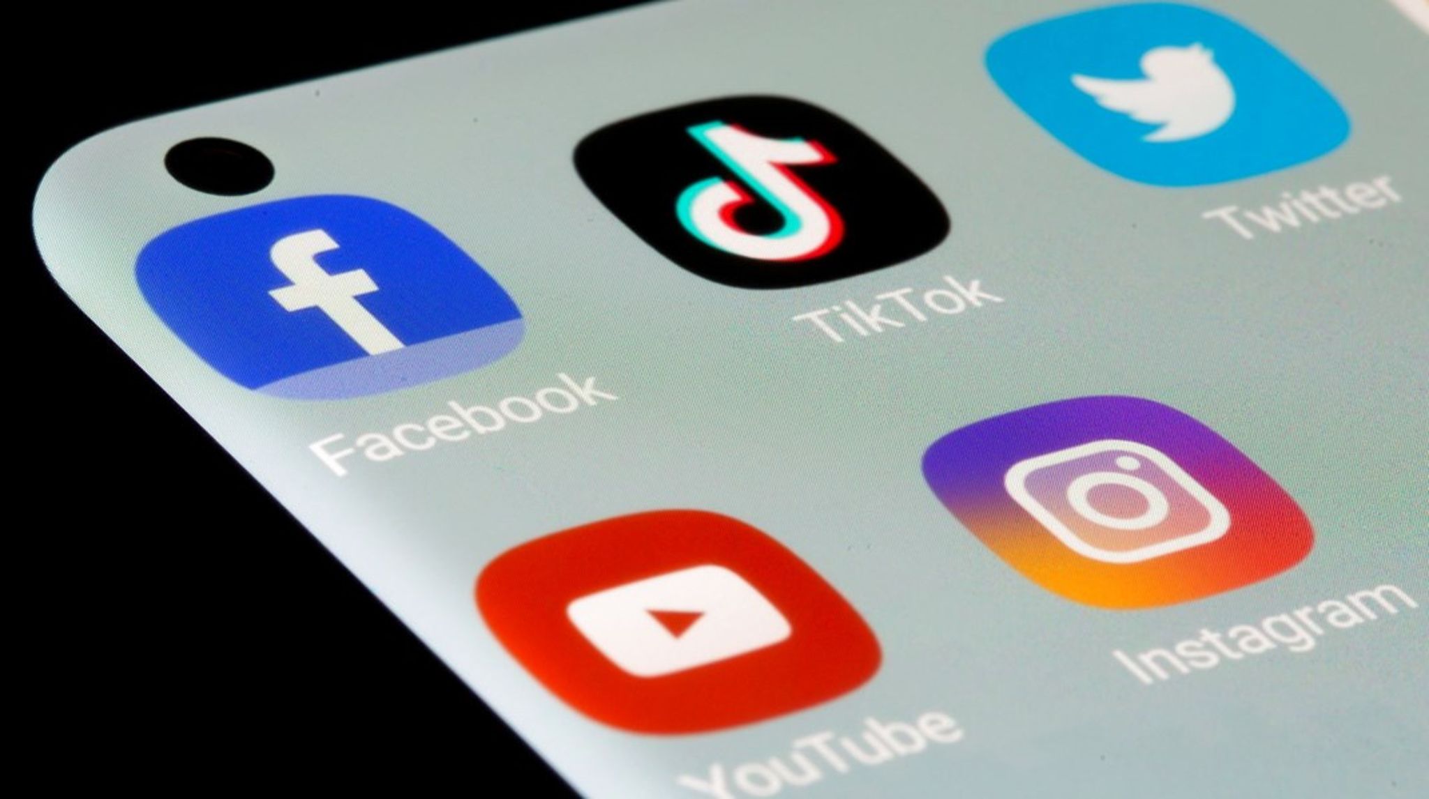 Alle medier relevante for en ny magtudredning. Ikke kun journalistiske medier eller nyhedsmedier, men i princippet alle medier – ikke mindst sociale medier, som danskerne brugere mere og mere tid på, skriver&nbsp;Ida Willig og Mark Blach-Ørsten.