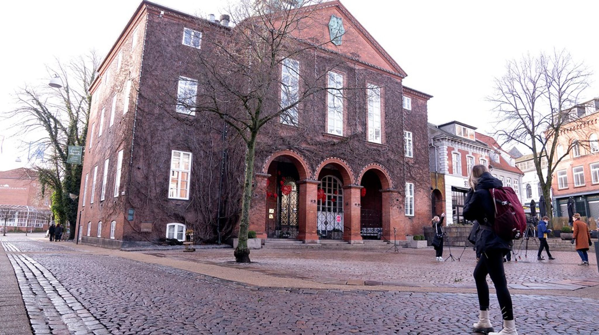 Bag de høje vinduer på første salen i Kolding Rådhus gemmer byrådssalen sig. Lige til venstre ligger det borgmesterkontor, som der er dømt hård kamp om frem mod kommunalvalget.