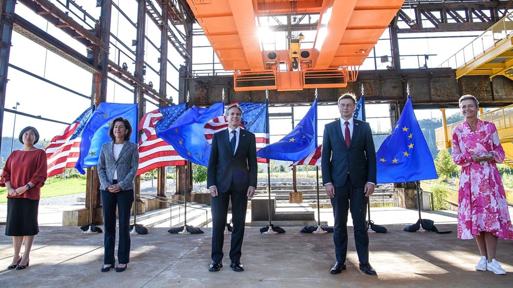 Det første møde i det nye Handels- og teknologiråd var symbolsk lagt på et omdannet stålvalseværk i den gamle industriby Pittsburgh i Pennsylvania.