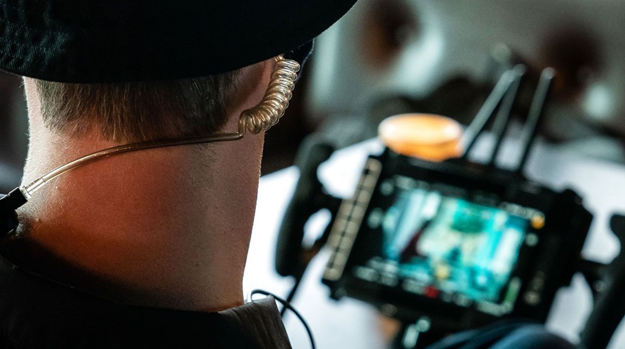 I august underskrev flere hundrede ansatte og freelancere inden for film- og tv-branchen et protestbrev, der beskrev et grænseløst arbejdsliv, mangelfuld sikkerhed, højt konfliktniveau og en brutal kultur på deres arbejdspladser, skriver Tine Johansen.