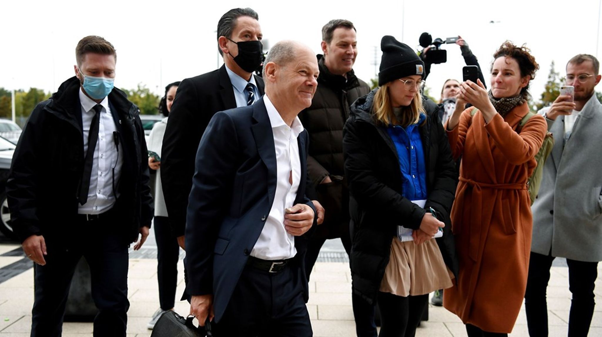 Alt peger på en koalition af SPD, De Grønne og de liberale i FDP, skriver Anne Sina og Nora Sina. Olaf Scholz ankommer til møde en mulig ny regeringskoalition.