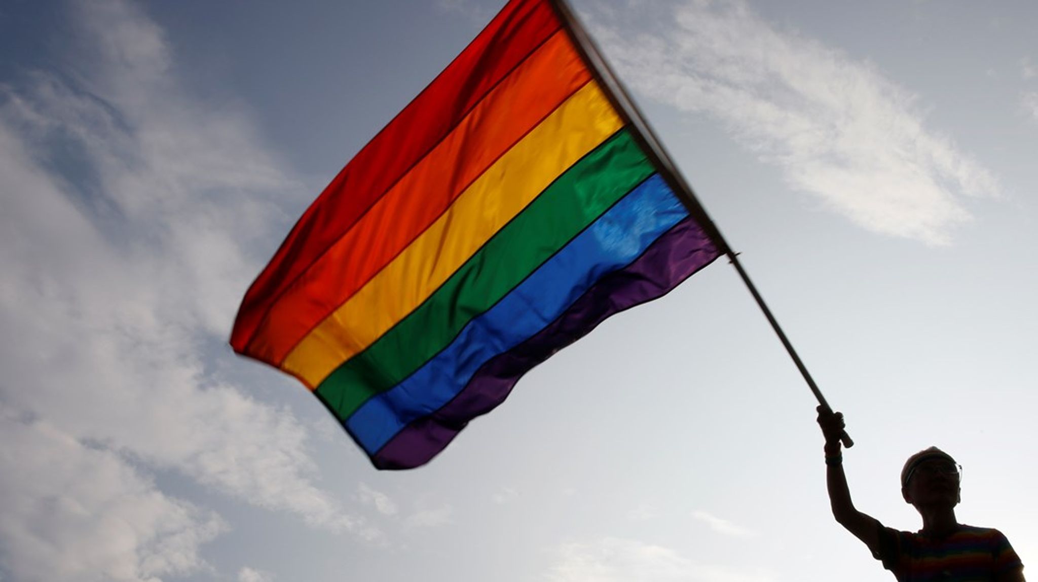 Unge LGBT+-personer mangler et sted, hvor de kan føle sig trygge og fri fra stigmatisering. Særligt nævner Balder Mørk Andersen Aura, som er et fællesskab for LGBT+-personer under 18 år. I dag findes Aura i otte byer i Danmark, men kun i én by&nbsp;udenfor Jylland.