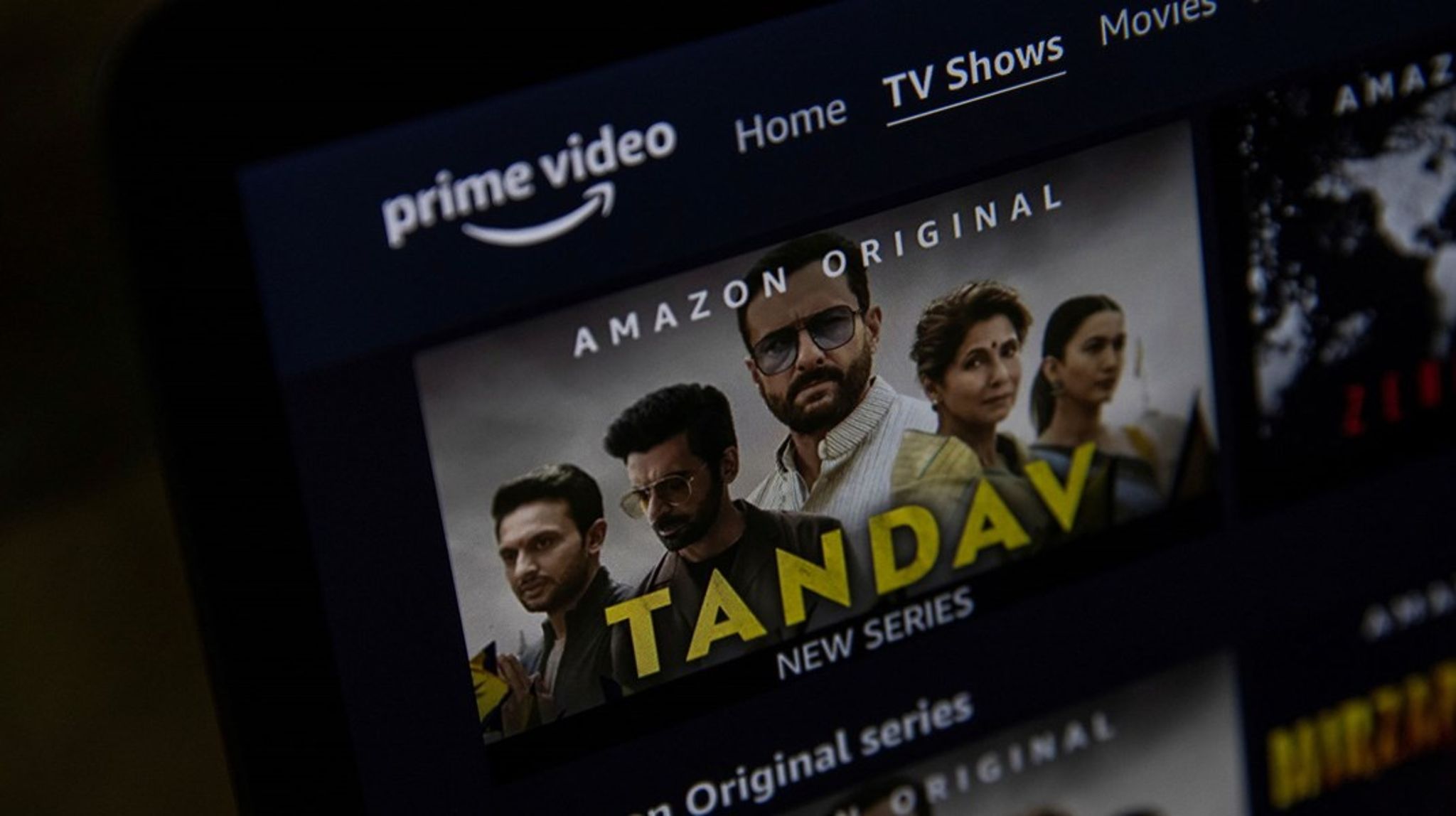 Seks ud af syv kroner anvendt på digitale annoncer ender i skattely i udlandet, hvor de ikke bidrager til dansk indhold. Det samme gælder de store streamingtjenester som Netflix, HBO Nordic, Disney+ og Amazon Prime, skriver Søren Søndergaard.