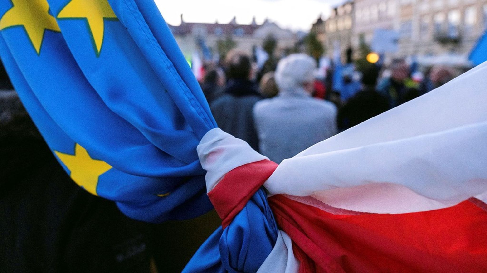 I de seneste uger har titusinder af polakker demonstreret, fordi de frygter at se Polens europæiske bånd kappet. 