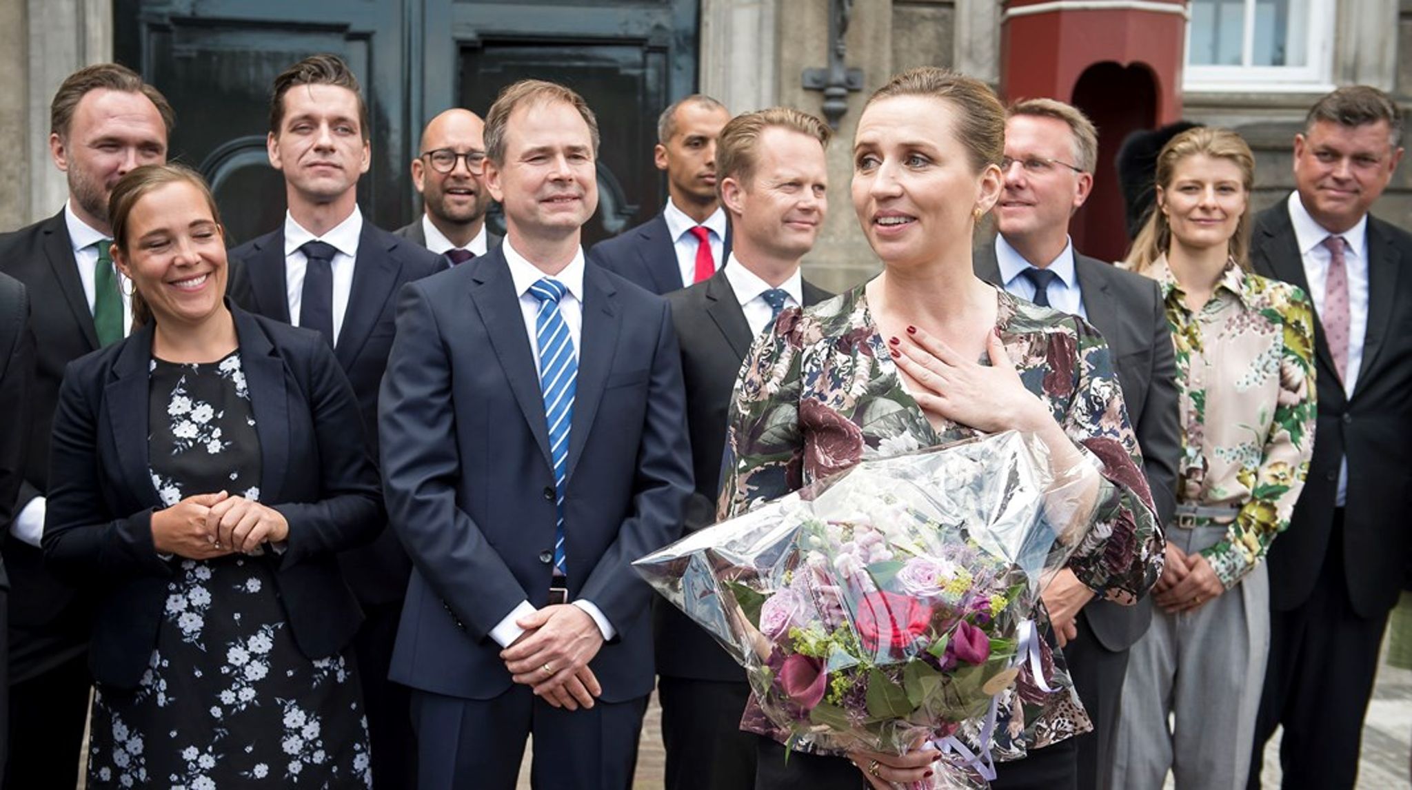 Bogen 'De rejste sig trodsigt i vrimlen' kammer til tider over i nostalgi og selvros i et glansbillede af et socialdemokratisk Danmark, skriver Nicolai Søndergård Kjær.