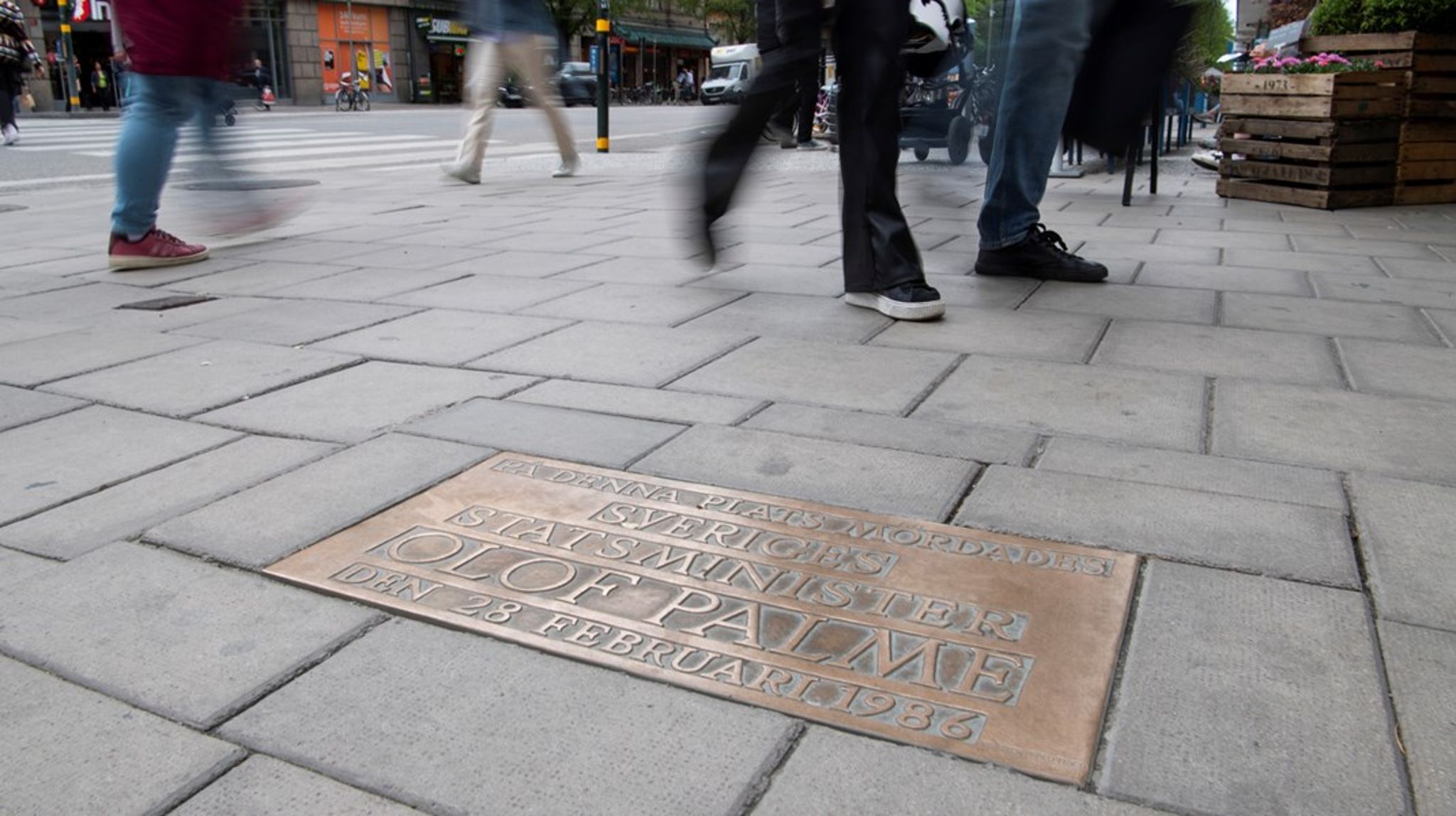 Det var drømmen om Sverige som et folkehjem, hvor kapital, kulturliv og folk fandt sammen i et næsten familiært, nationalt fællesskab, der blev skudt sønder og sammen på hjørnet af Tunnelgatan.