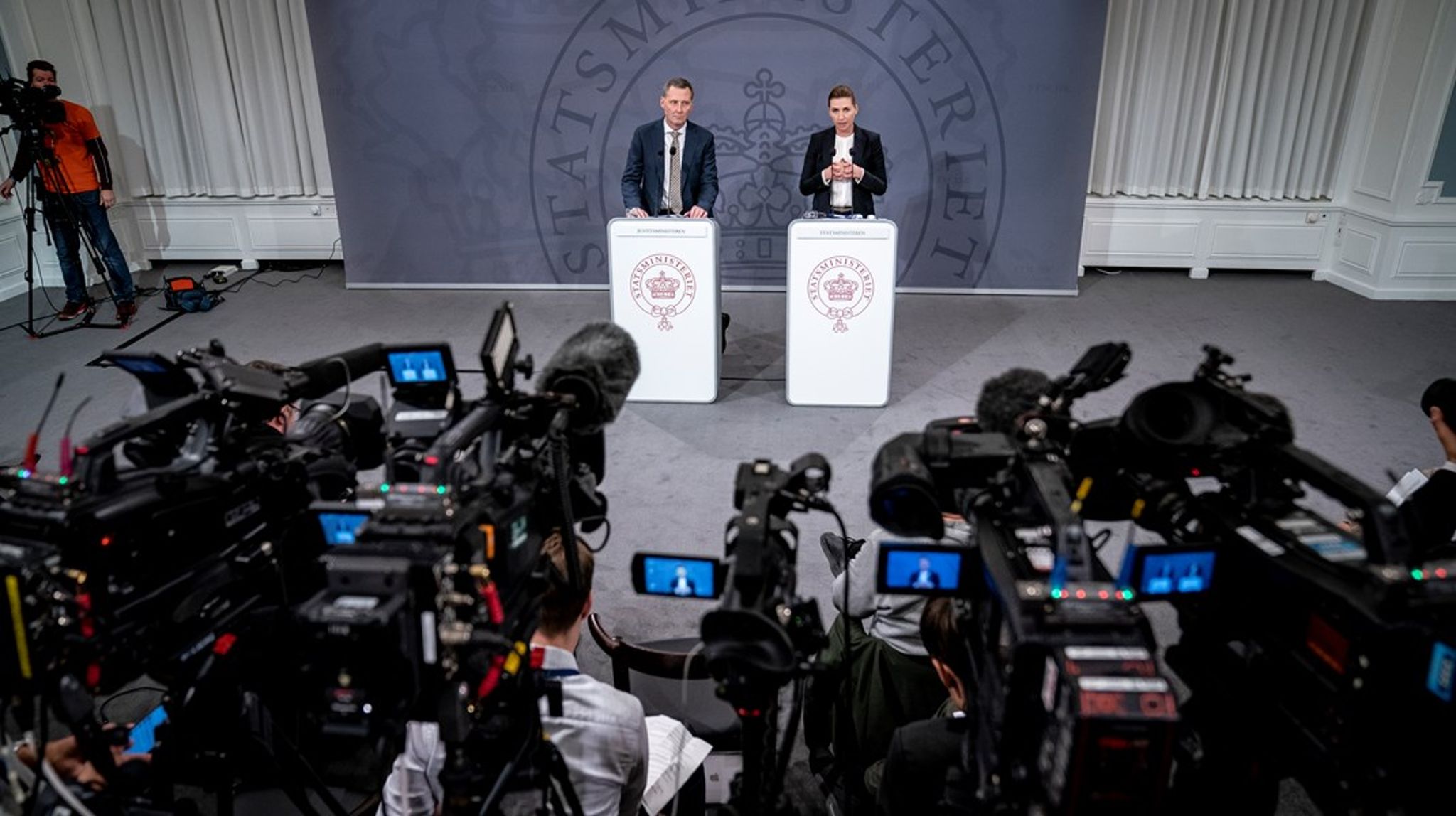<span>Spørgsmålet
er, om sådanne beskeder overhovedet skulle have været skrevet i første omgang,
hvis altså man vurderer, at det vil være forbundet med en betydelig risiko,
såfremt de ender i de forkerte hænder, skriver&nbsp;<b></b></span>Rasmus Lau Petersen.