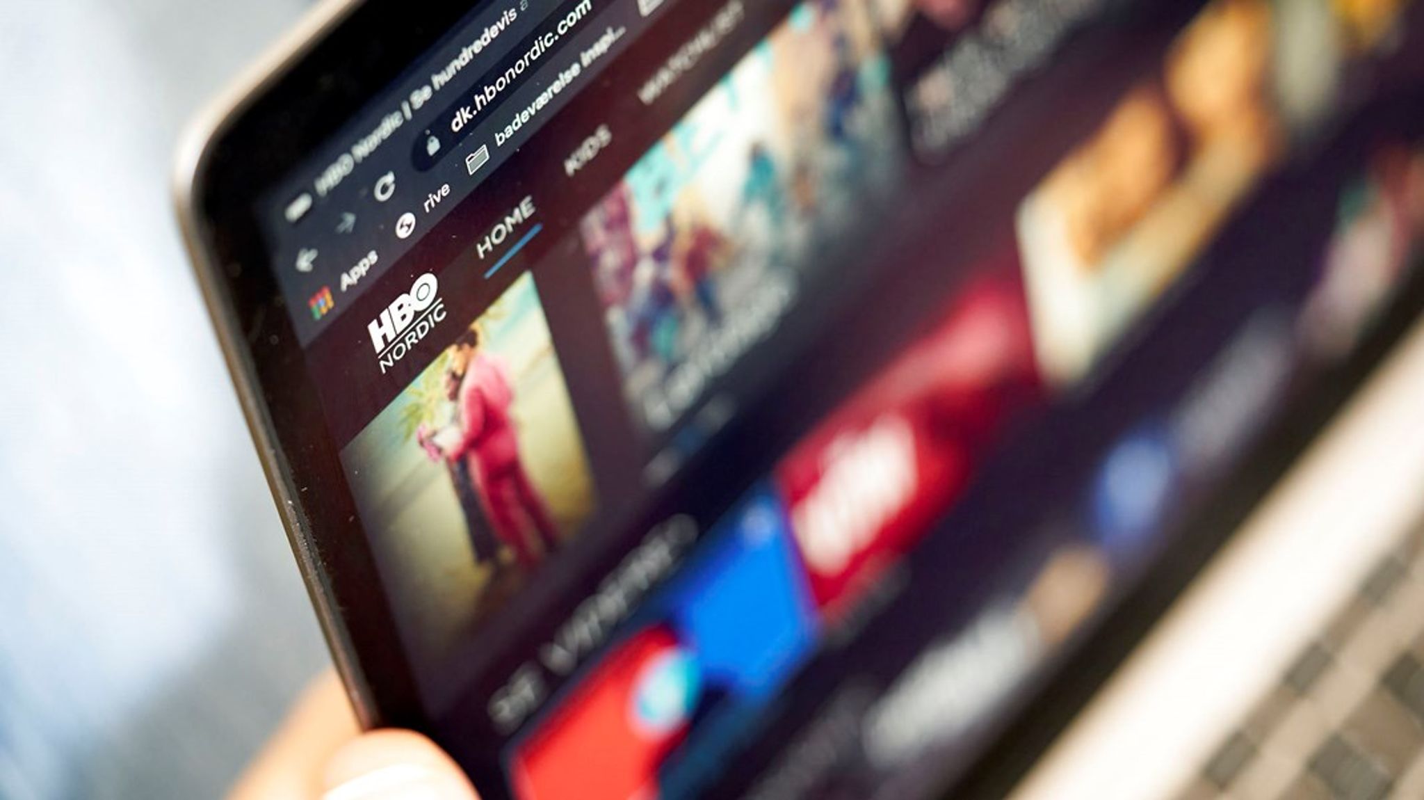 Uanset om det er Netflix, HBO Max eller Disney Plus, så er det ikke danske serier, der bliver præsenteret, når vi åbner det første skærmbillede, skriver Klaus Hansen.
