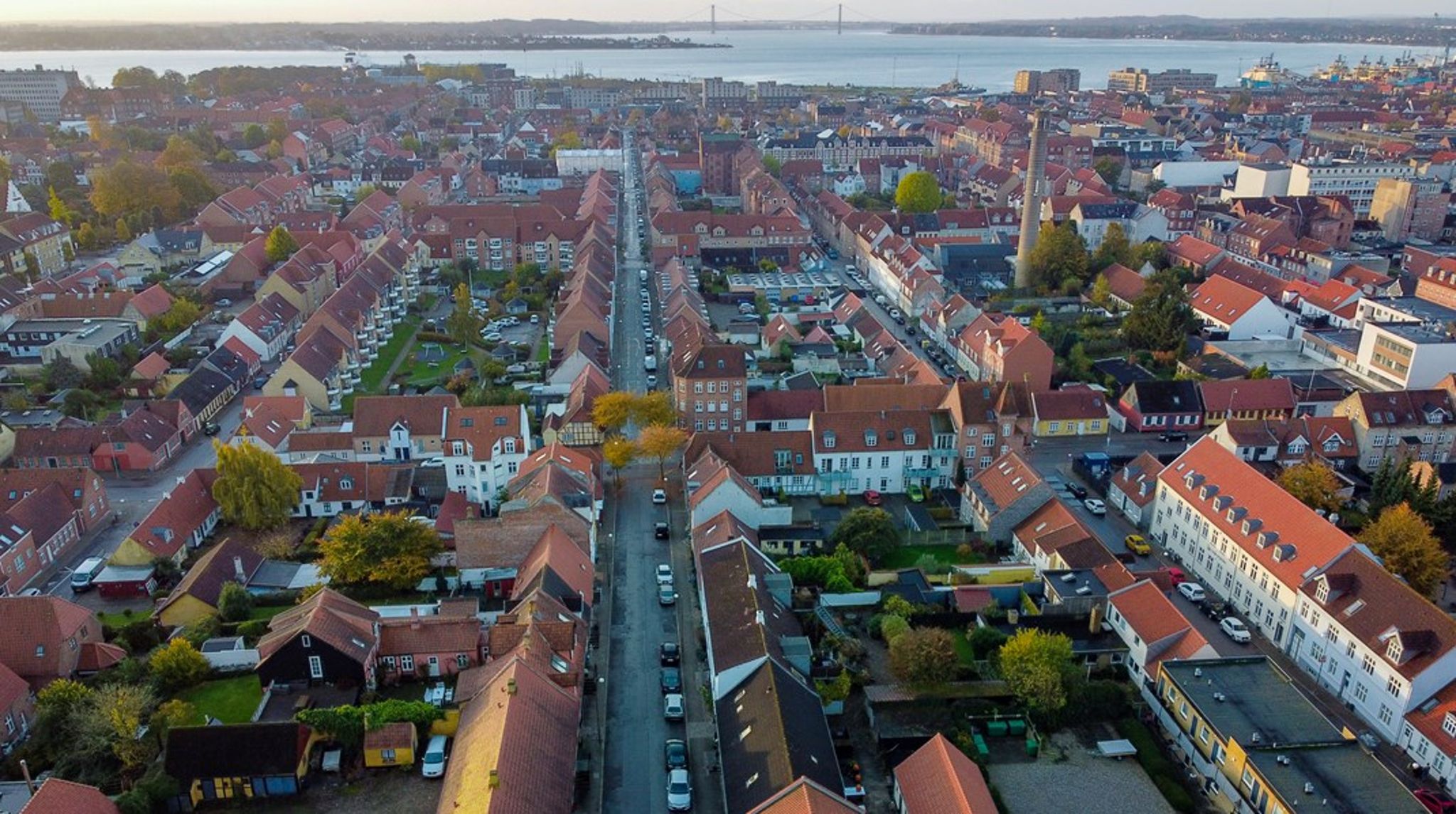 <span>Fredericia blev grundlagt som fæstning i 1600-tallet. Gaderne i centrum ligger vinkelret på hinanden, så soldaterne hurtigere kunne komme ud til voldanlægget, hvis byen var under angreb.</span>