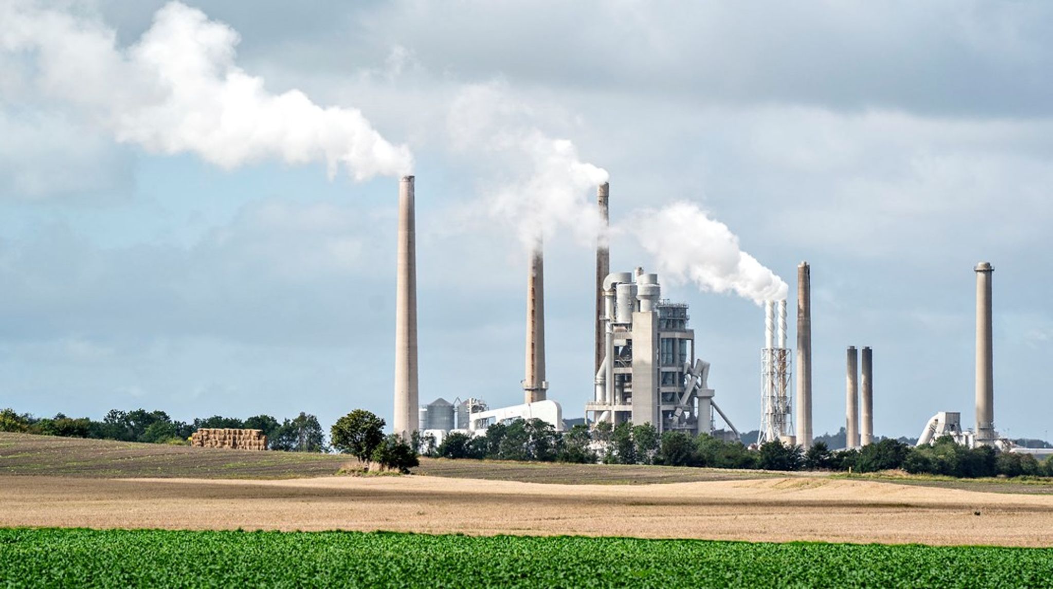 Skal en kommende CO2-afgift sættes for at nå klimamålet billigst muligt, eller skal niveauet sættes lavere for at skåne danske produktionsvirksomheder? At nå klimamålet med utilstrækkelig CO2-afgift og tilskud&nbsp;er meget dyrere, vurderer Cepos i ny analyse.