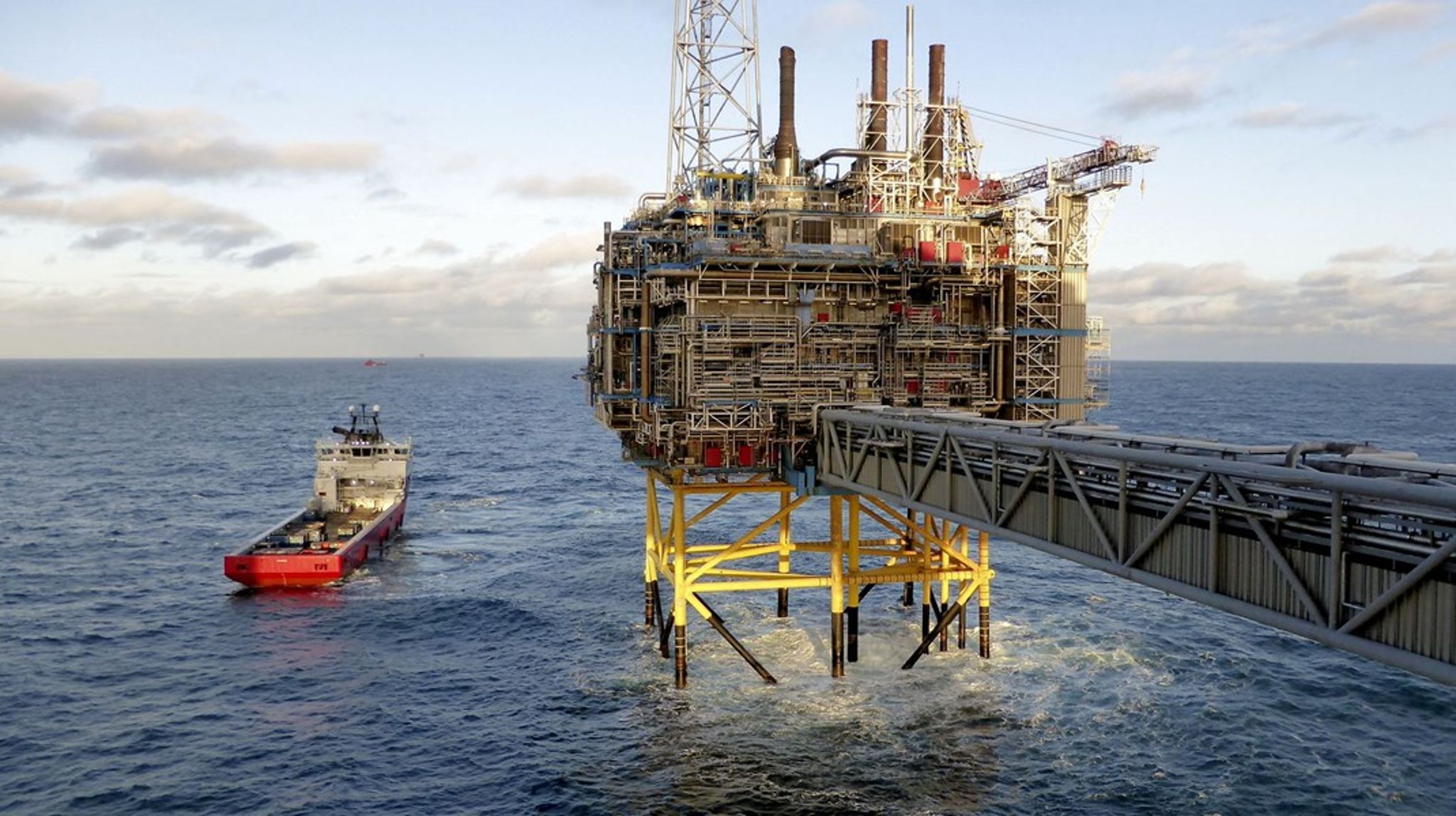 I årtier er der blevet hentet olie og gas op af Nordsøen. I fremtiden håber politikerne, at CO2 i stedet kan pumpes ned under havbunden i Nordsøen. Nyt lovforslag er skridt på vejen.