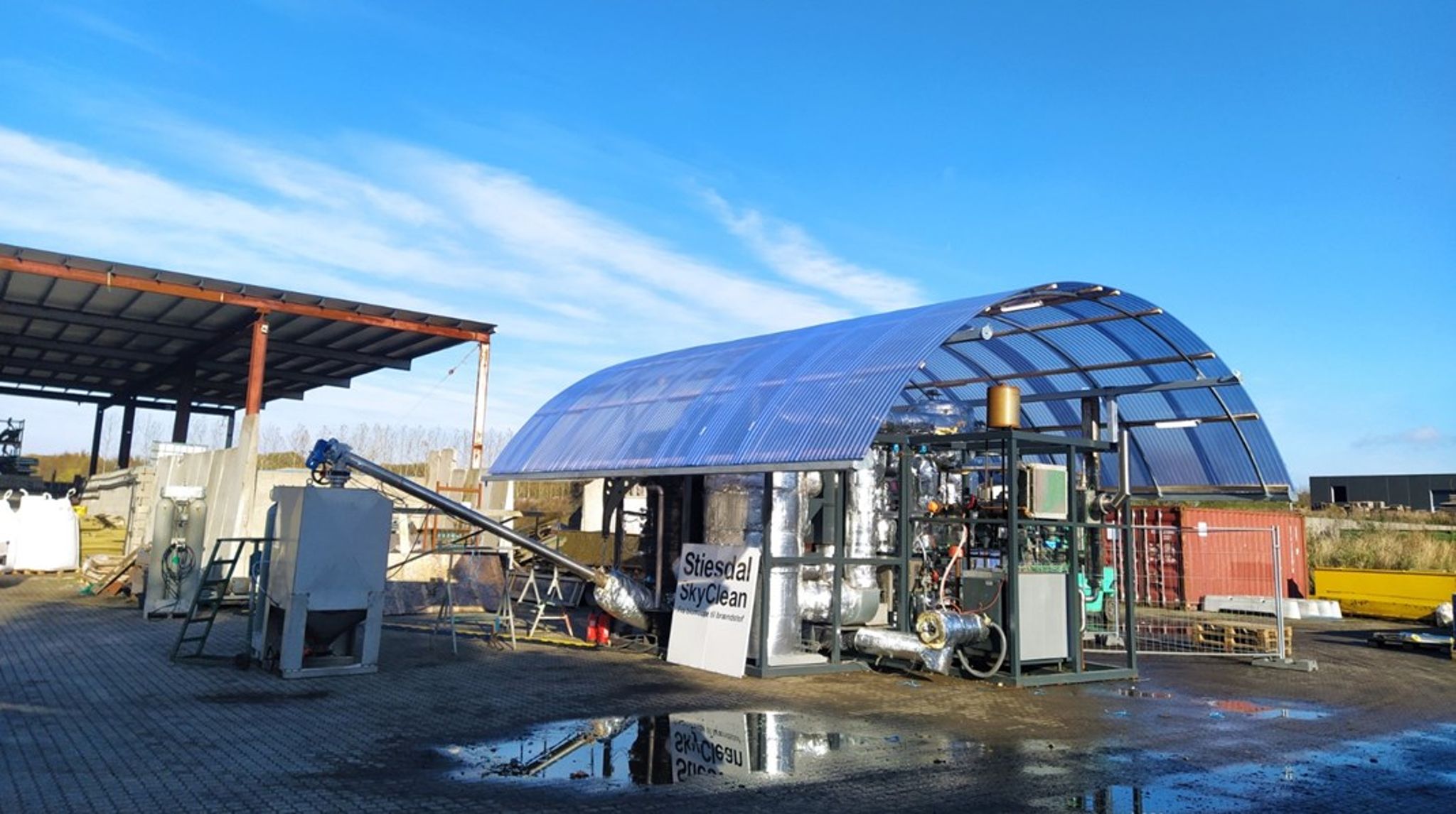 I Brædstrup i Østjylland står det første fuldautomatiske pyrolyseanlæg. Det er udviklet af innovationsvirksomheden Stiesdal og er blot et testanlæg.&nbsp;