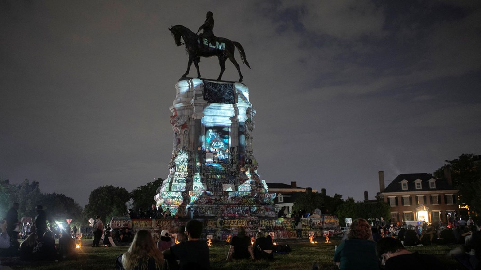 <span>Et billede af Frederick Douglass, som var slavegjort i de første 20 år af sit liv, bliver projicereret op på en statue af general Robert E. Lee i Virginia i USA.<br></span>