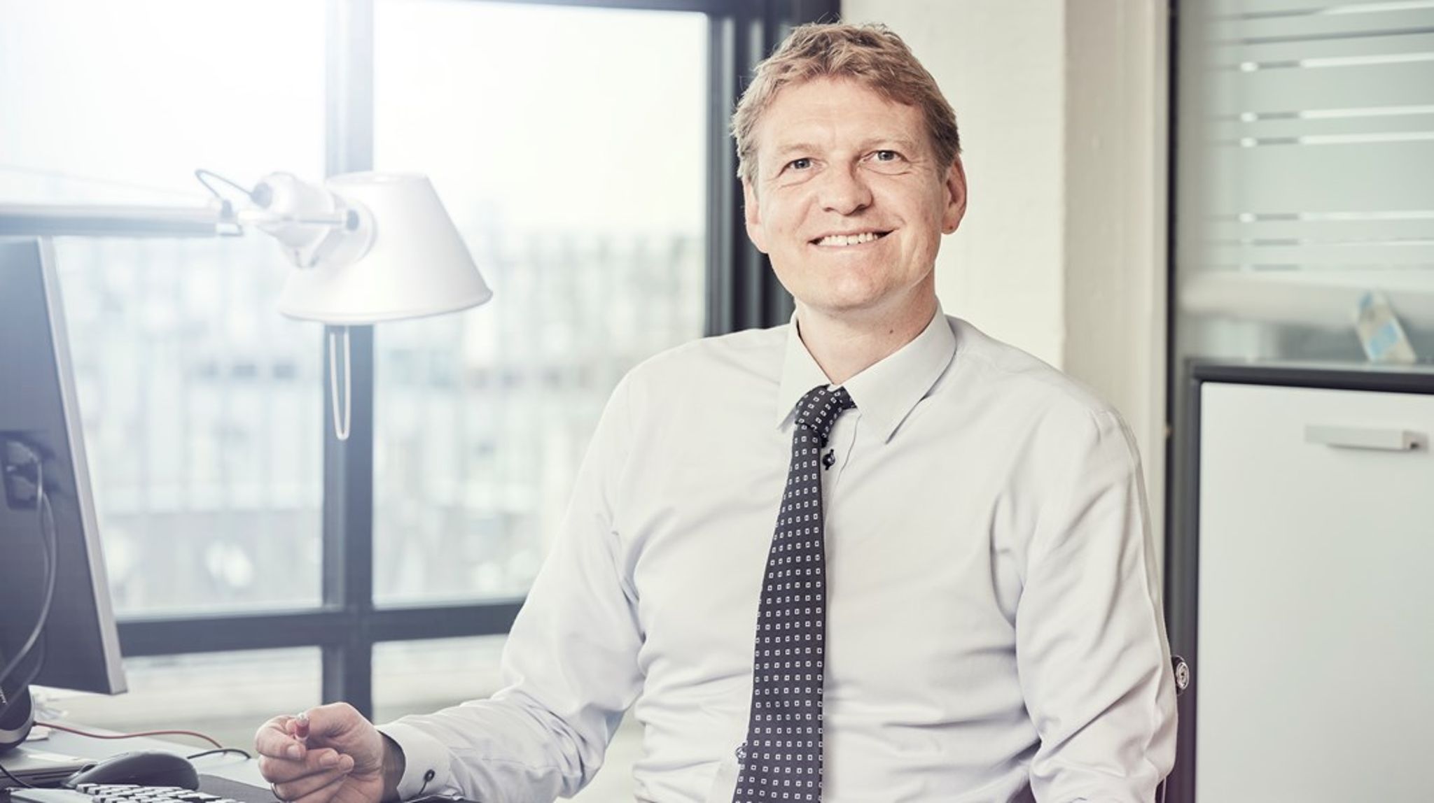 "Jeg spiller året rundt fodbold med en flok andre halvgamle gutter. Det er en energibooster, som holder en hel uge," lyder det fra Carsten Brogaard.