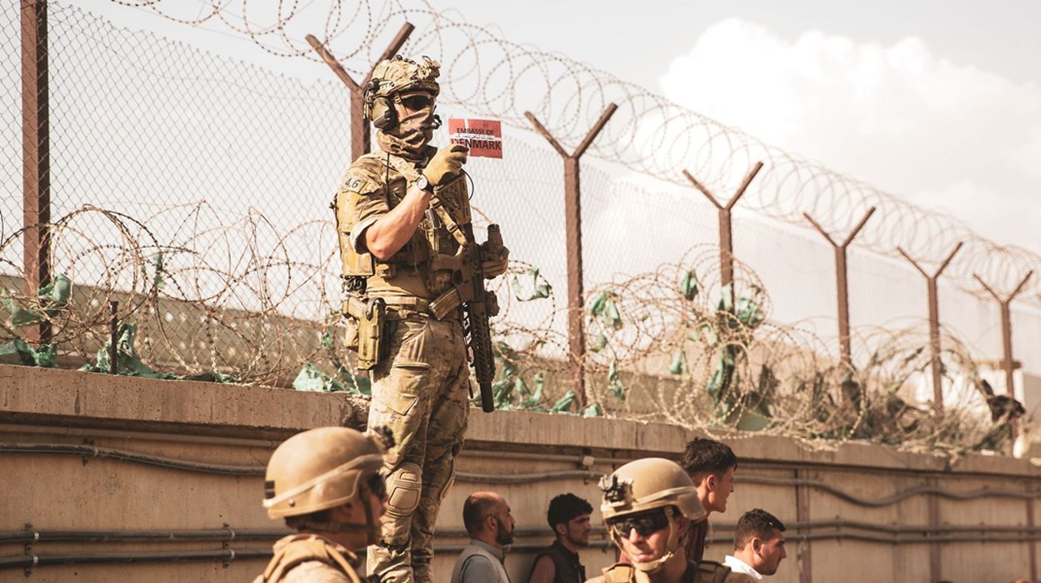 Dansk soldat foran Kabul Lufthavn i de hektiske august-dage, da Taliban løb stormløb mod byen og vesterlændinge og lokale, der havde samarbejdet med vesten, flygtede over hals og hoved. 